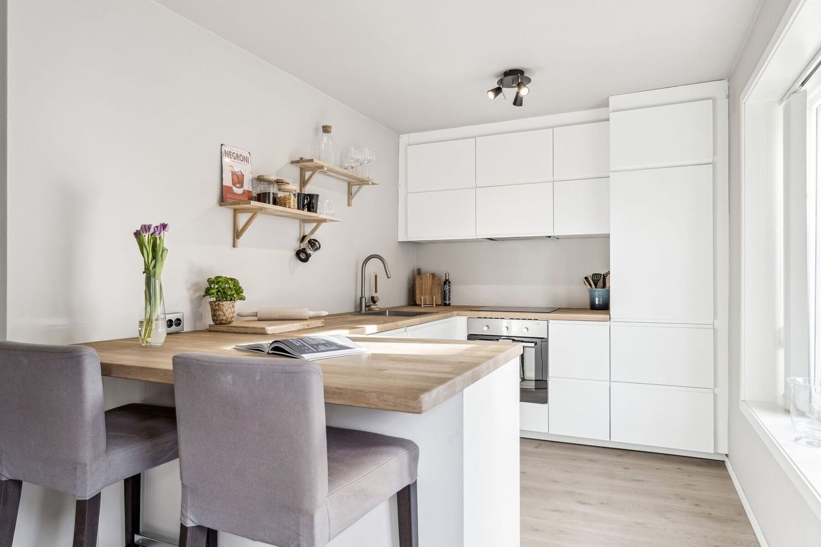 Kjøkkenøy med plass til sittegruppe. Galleribilde