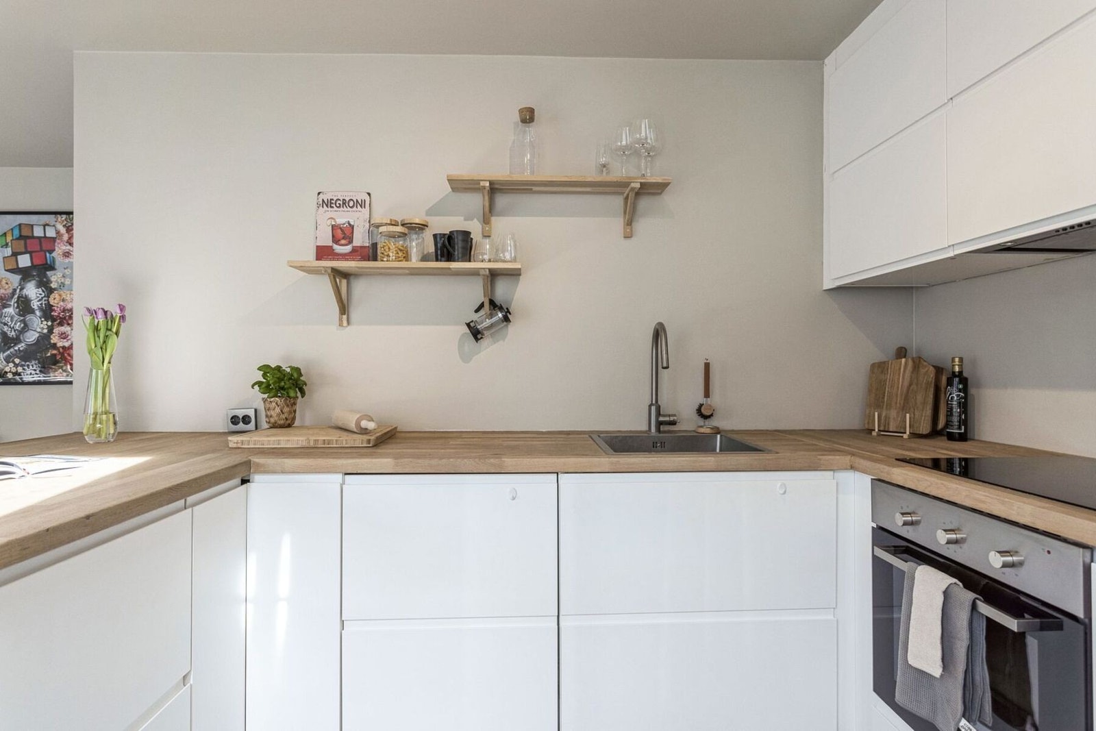 Kjøkken med mye skap og benkeplass. Galleribilde