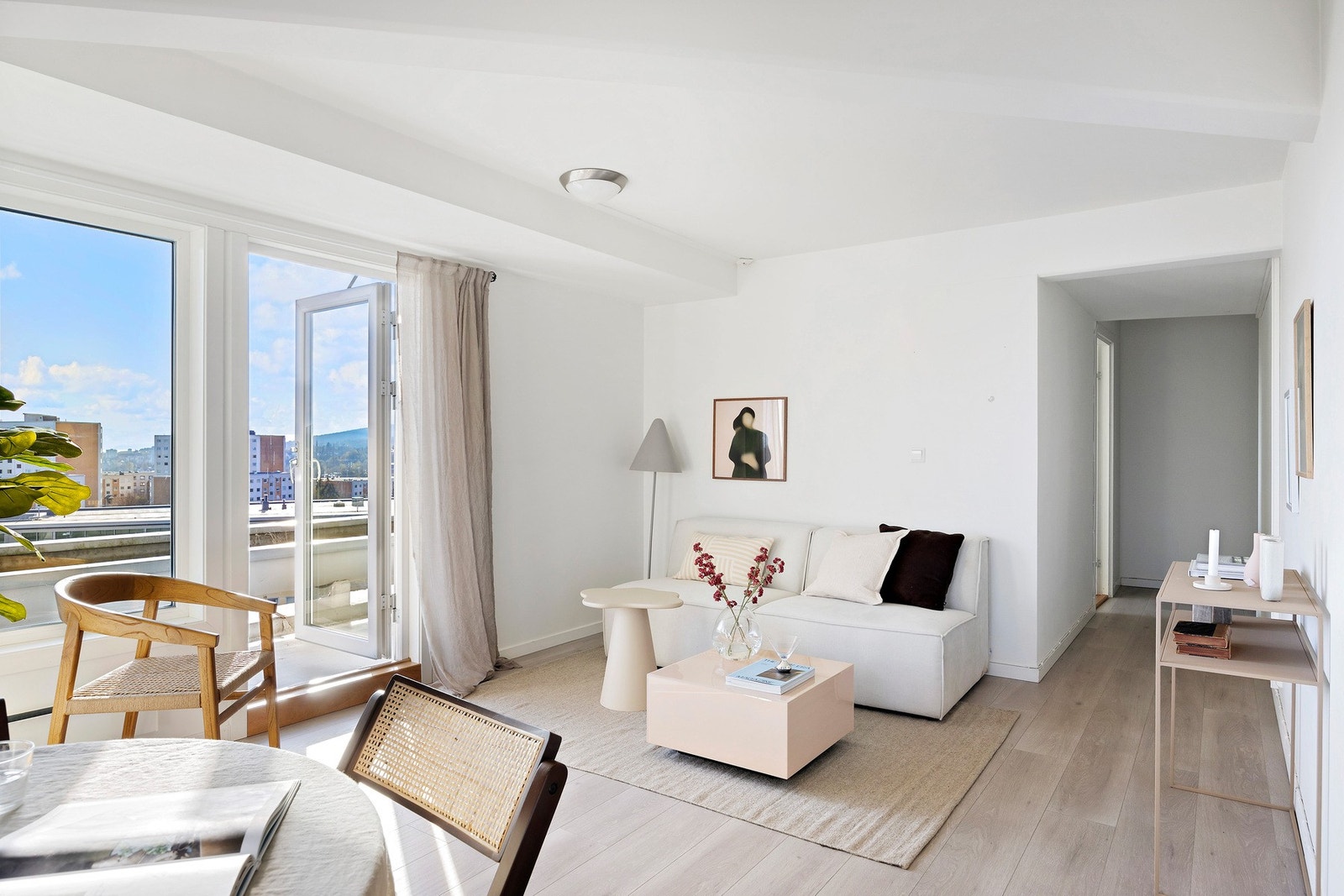 Balkongdøra fører deg ut til balkongen. Galleribilde