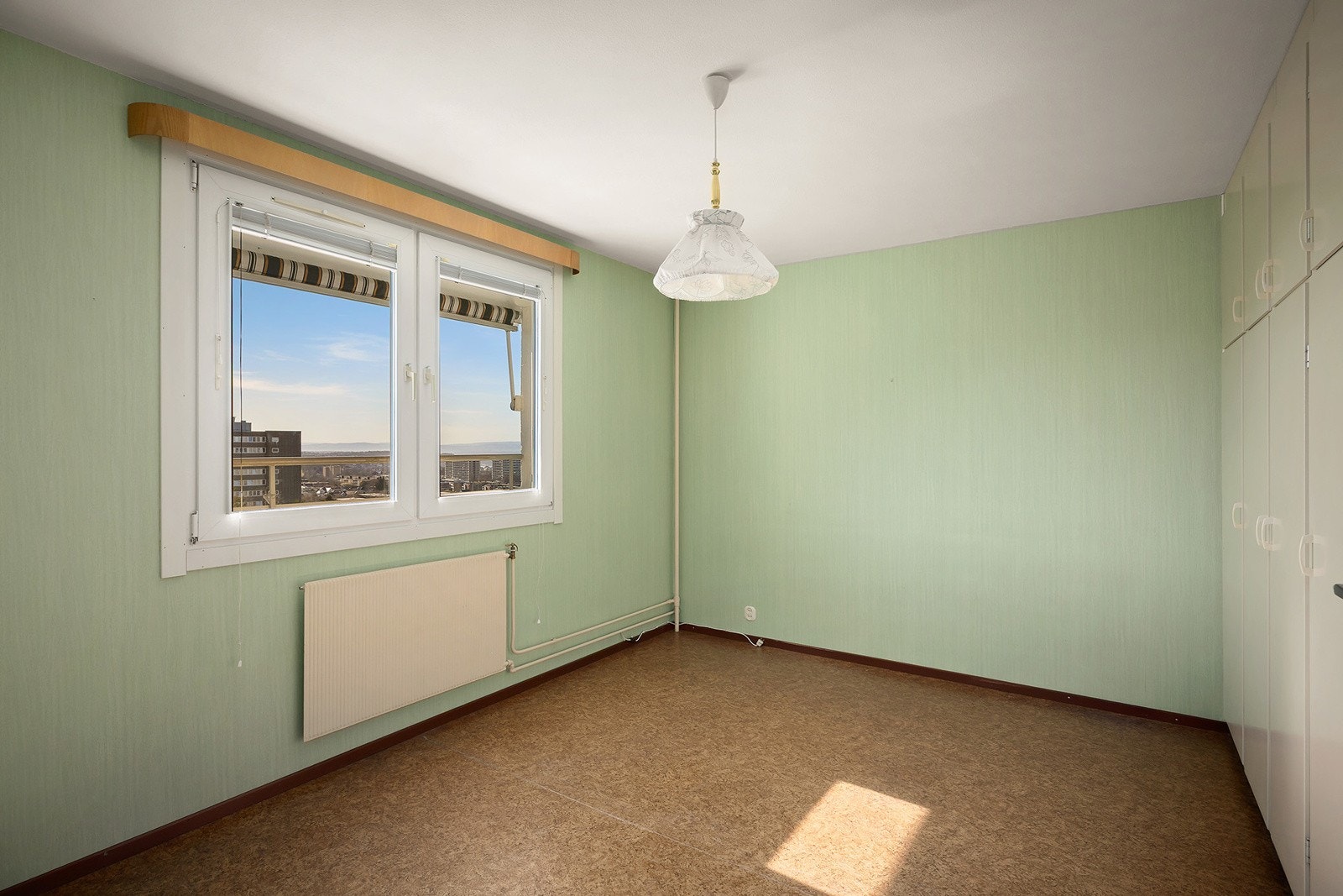 Rommet har god plass til dobbeltseng, nattbord og garderobeløsning Galleribilde