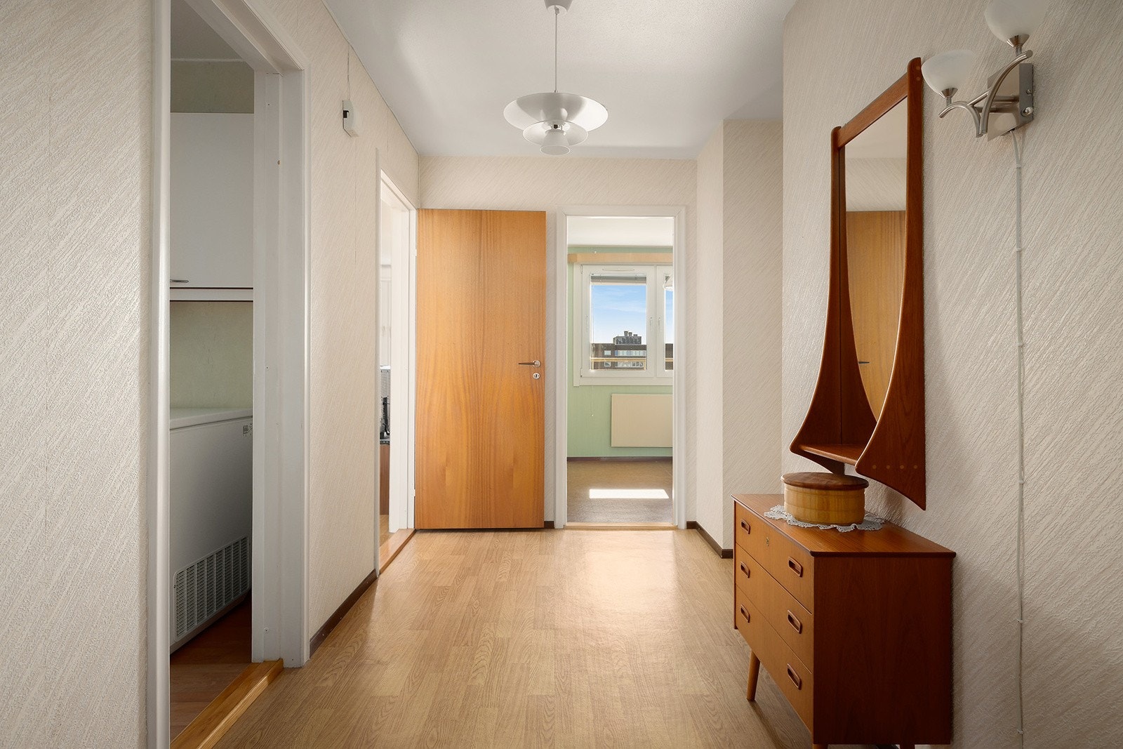 Innbydende entré med plass til å henge fra seg yttertøy Galleribilde