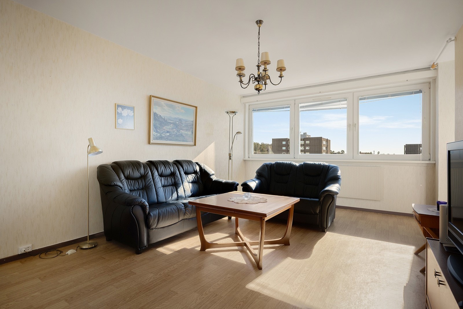 Lys og romslig stue med god plass til sofagruppe og tv-benk Galleribilde