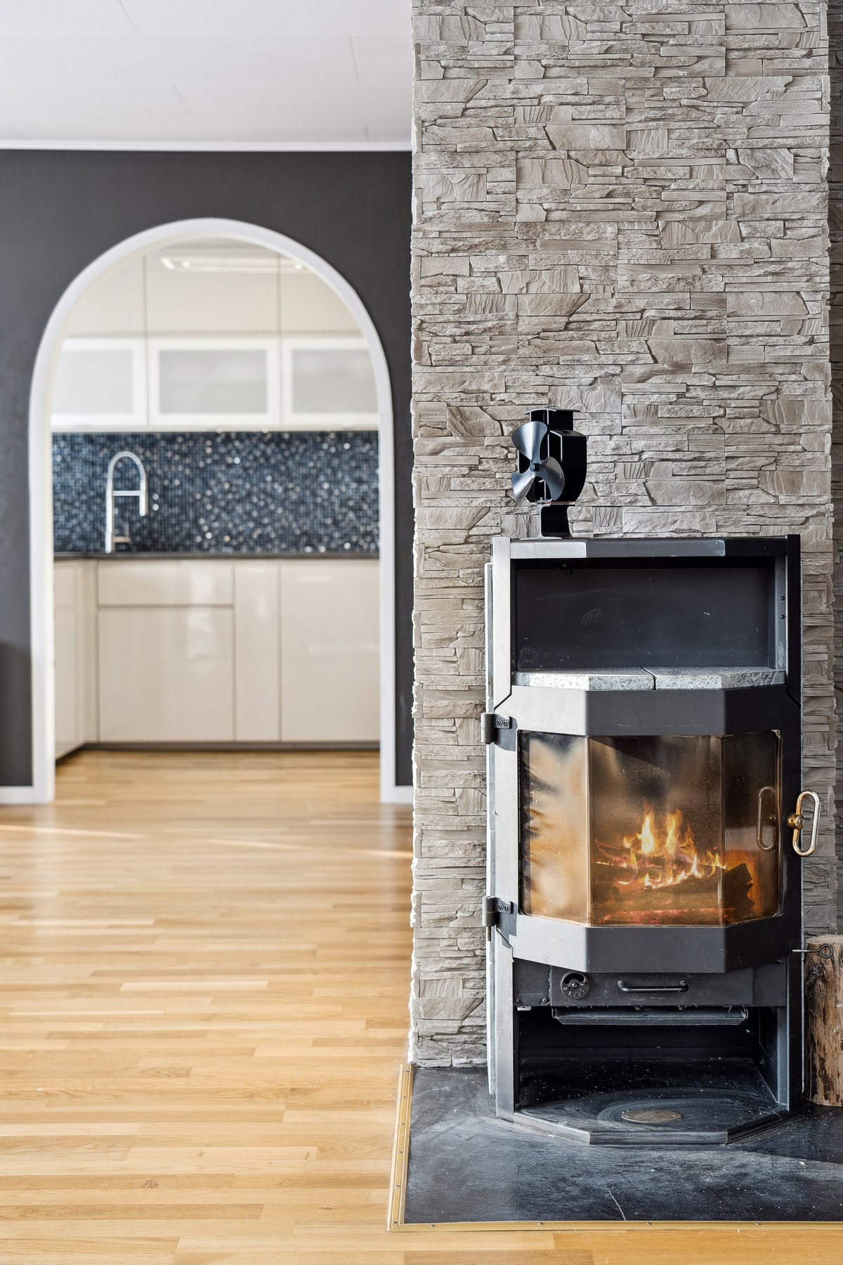 Sentral plassering av vedfyring Galleribilde