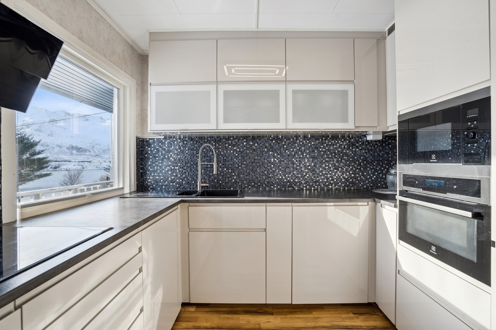 Pen og praktisk kjøkkeninnredning med hvite fronter Galleribilde