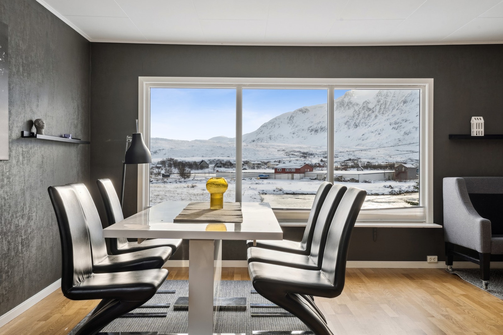 God plass til spisegruppe, og store vindusflater Galleribilde