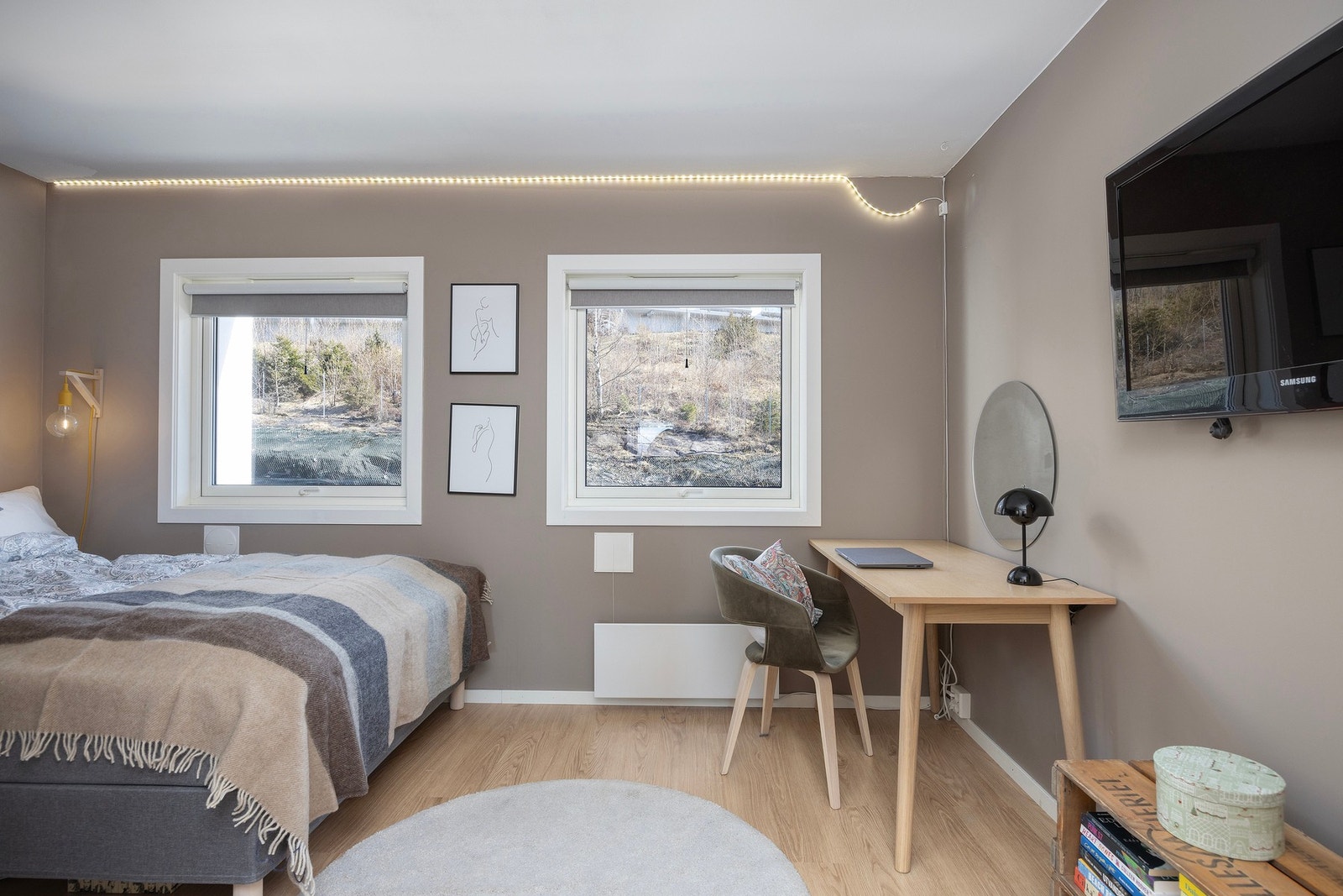 Soverommet har store vinduer som sørger for godt med naturlig lys. Galleribilde
