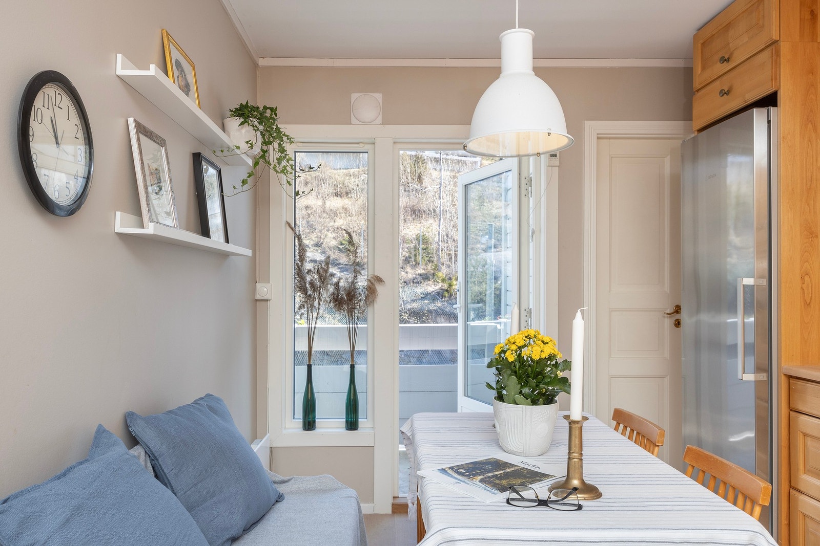 Utgang til nydelig terrasse fra kjøkken. Galleribilde