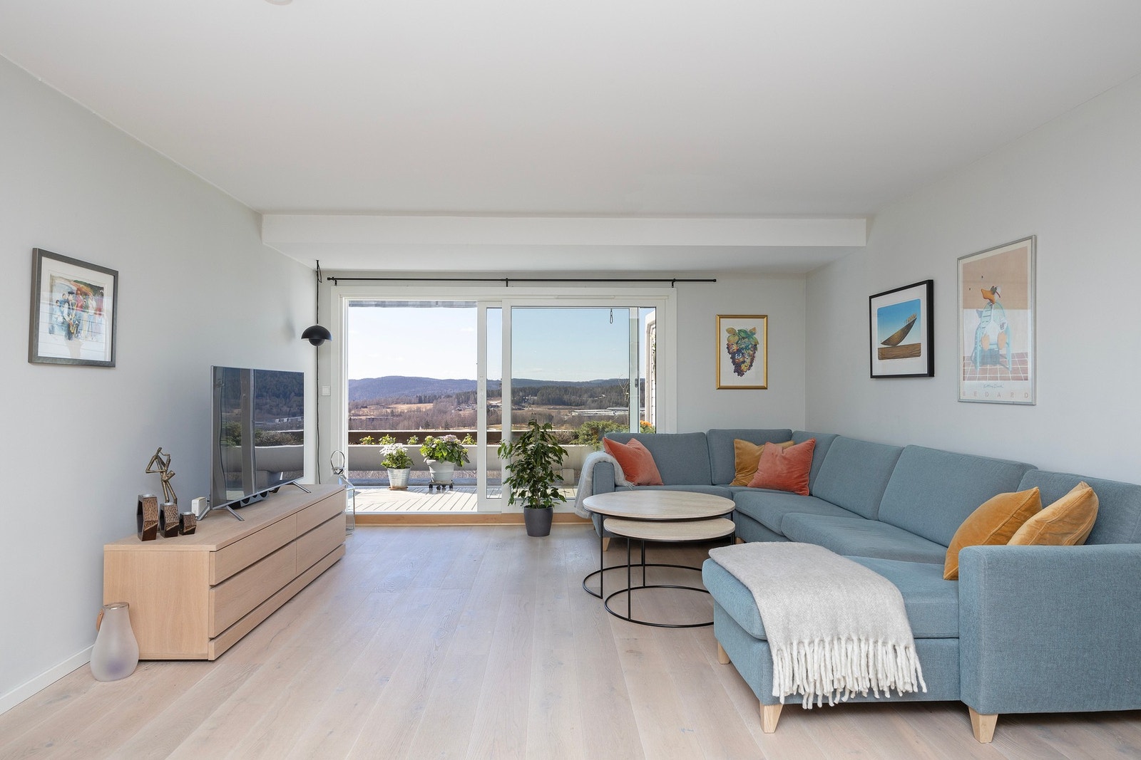 Stuen er lys med store vindusflater som slipper inn rikelig med naturlig lys. Galleribilde