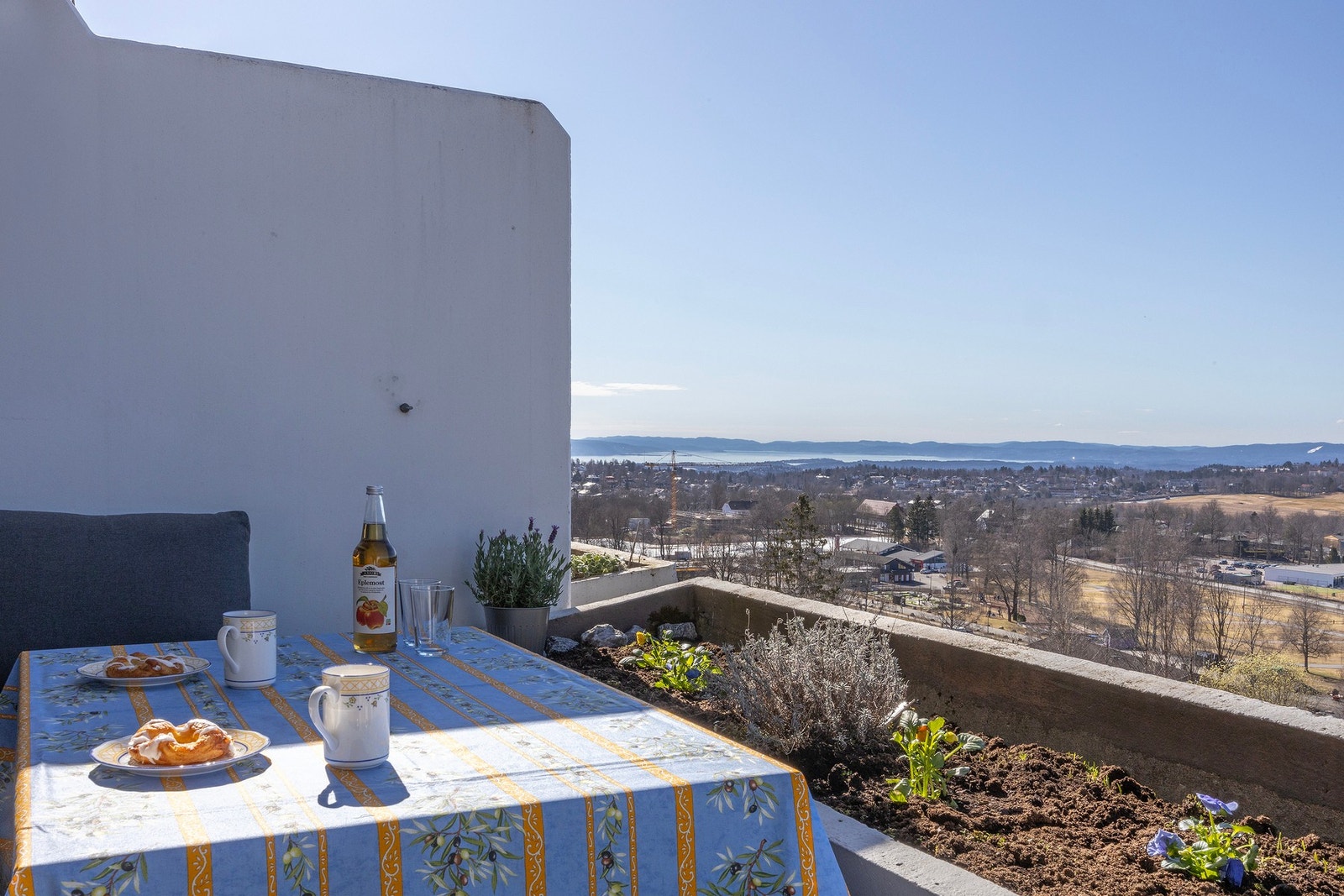 Terrasse med gunstig vestvendt beliggenhet. Galleribilde
