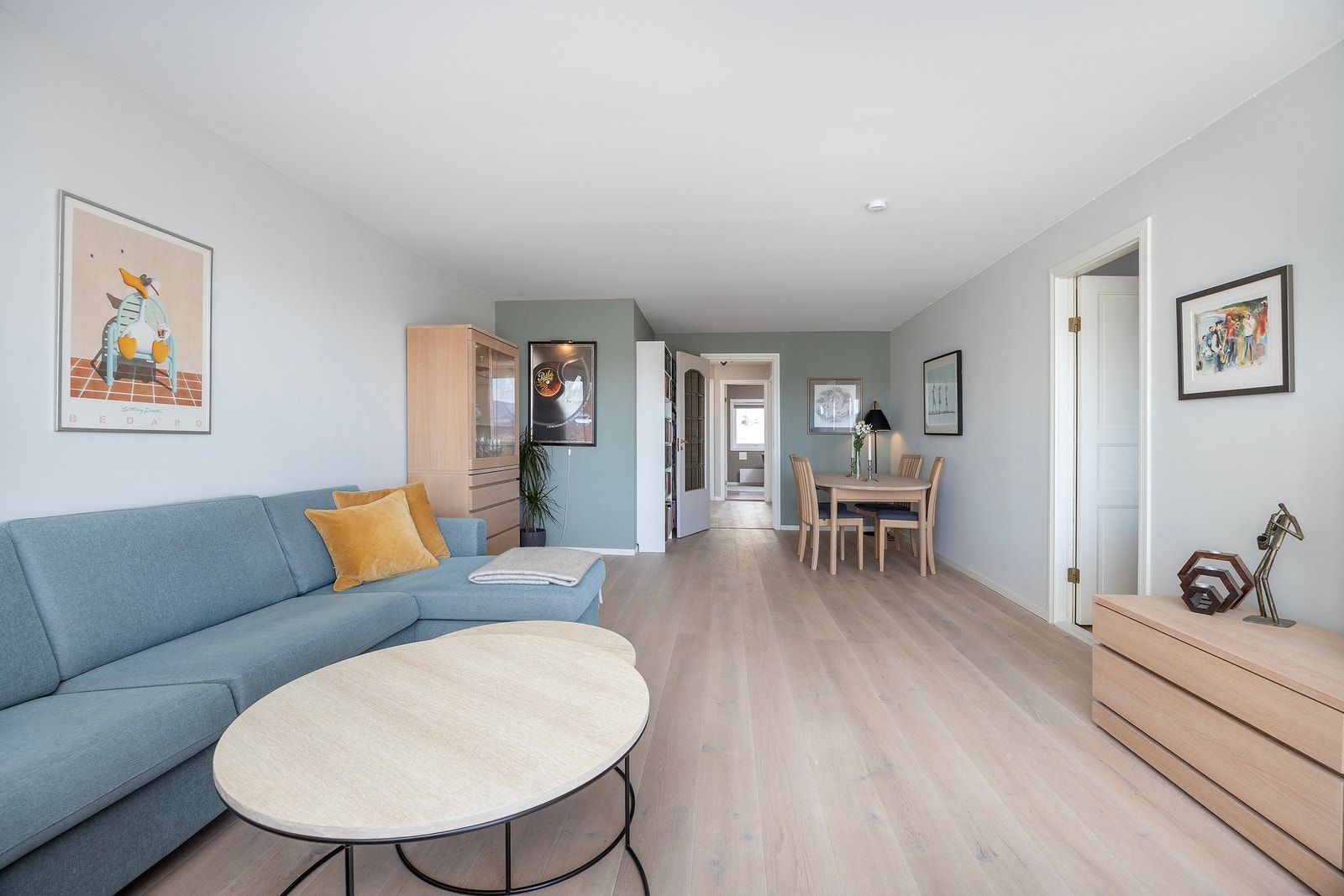 Stilren og romslig stue med plass til både sofakrok og spisebord - perfekt for sosiale sammenkomster! Galleribilde