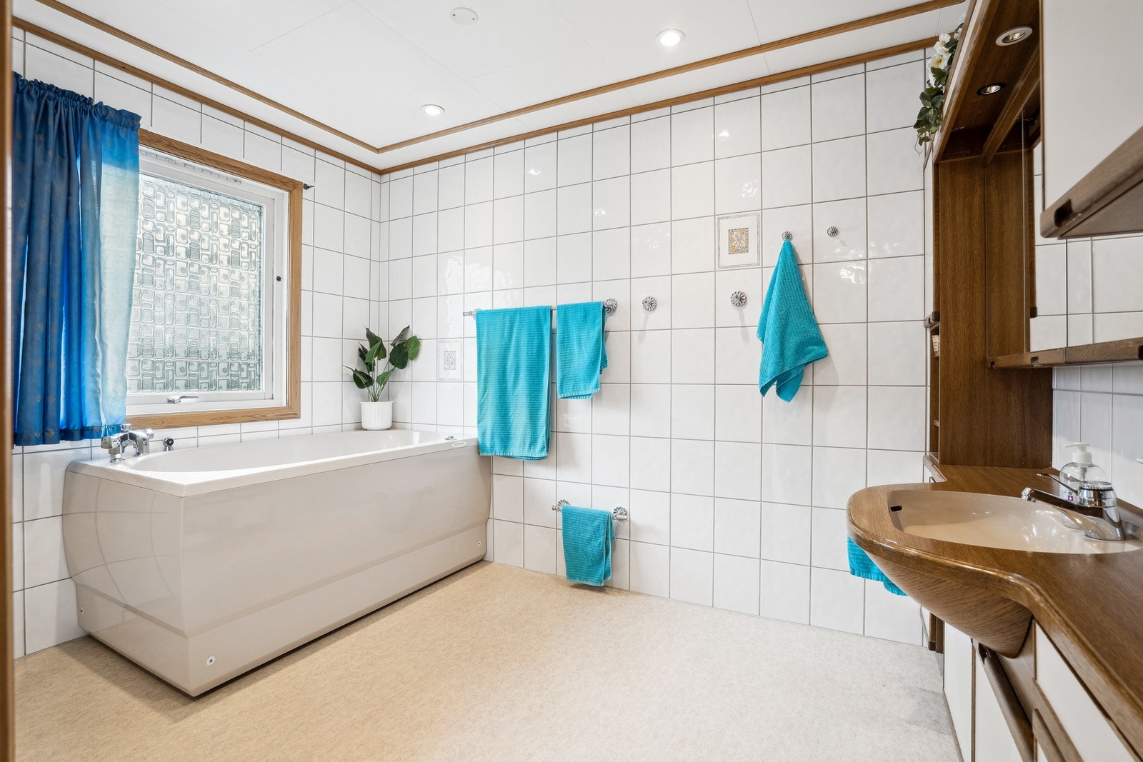 Bad med både dusj og badekar. Galleribilde