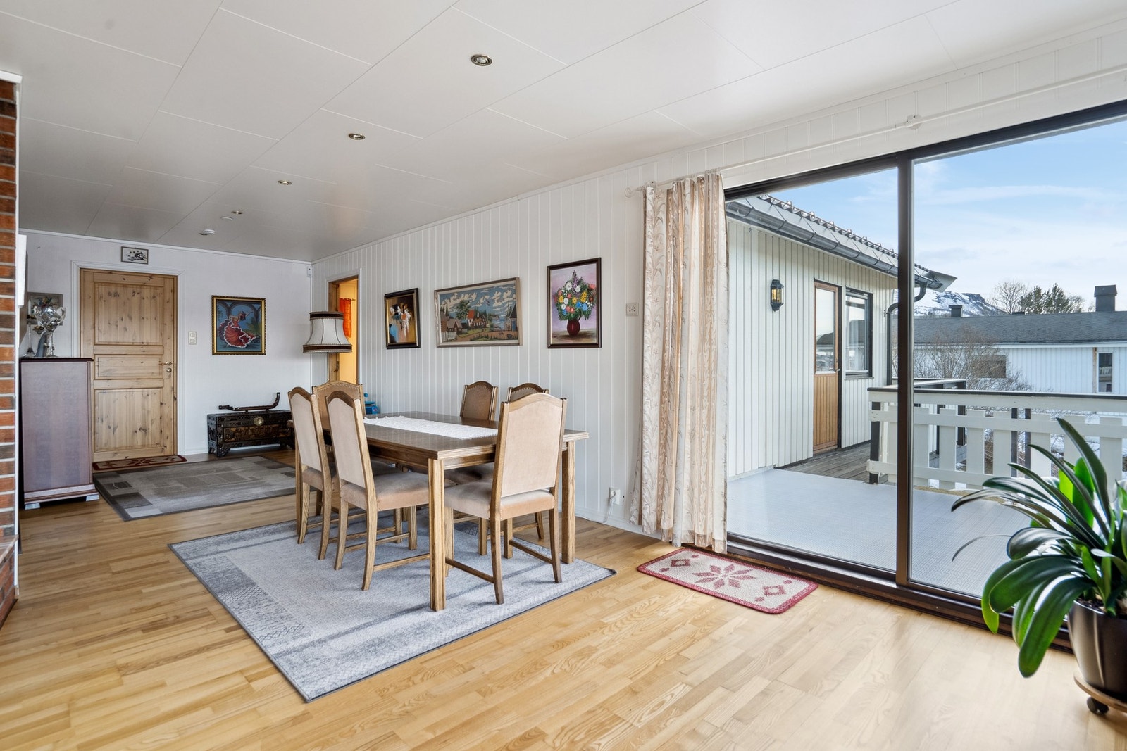 Stue og balkong. Galleribilde