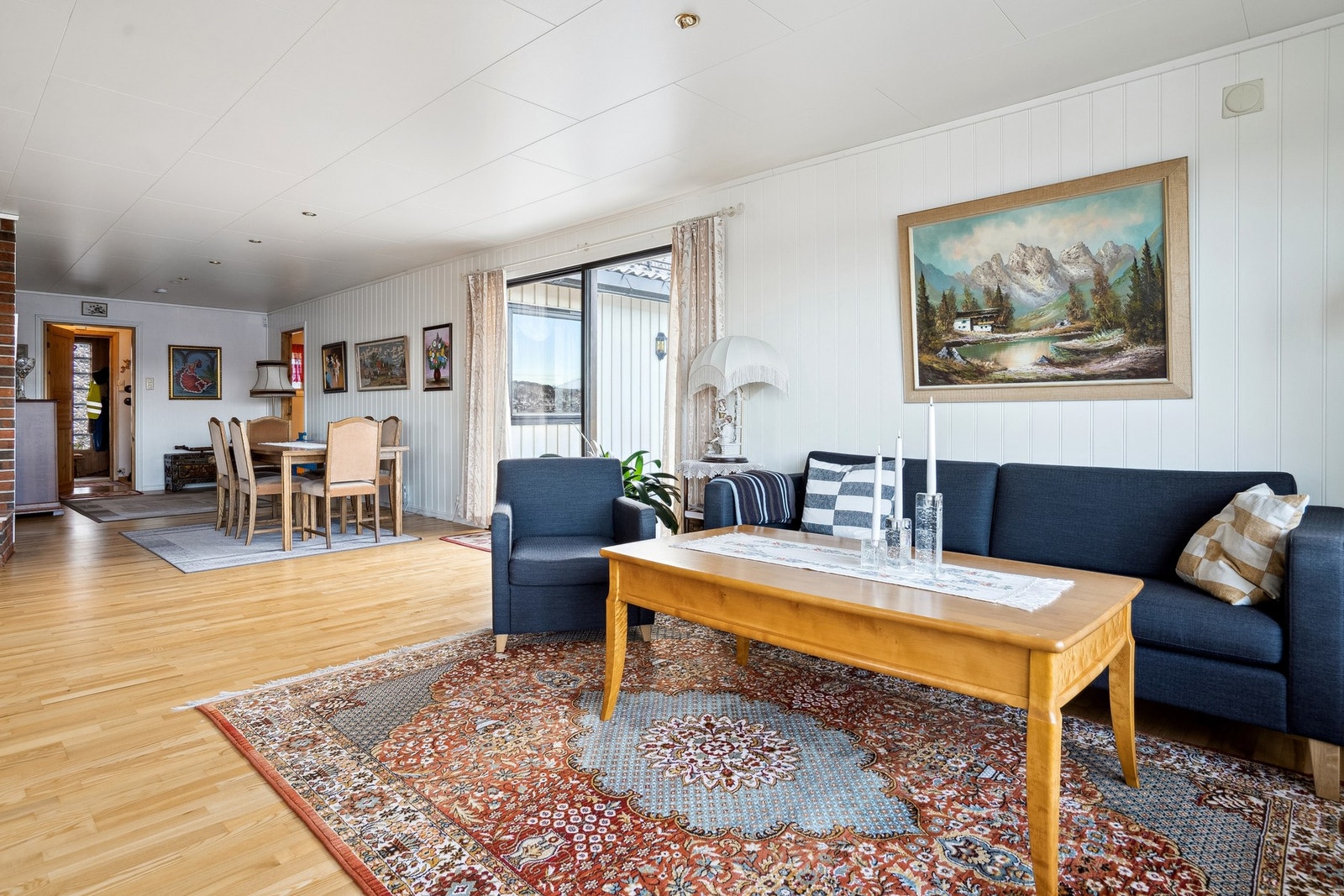 Stor stue med utegang til stor balkong. Galleribilde