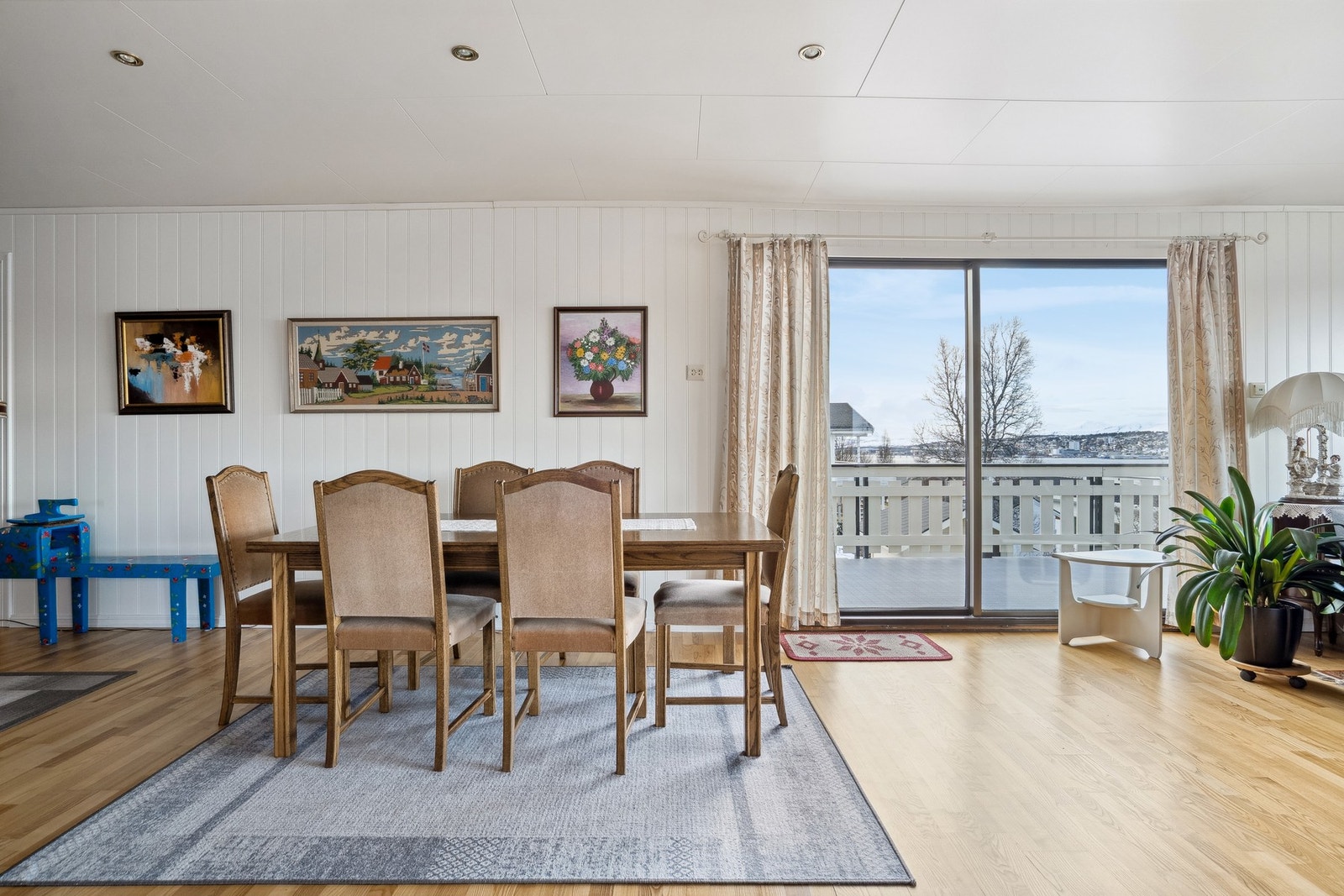 Stuen har utgang til solrik balkong. Galleribilde
