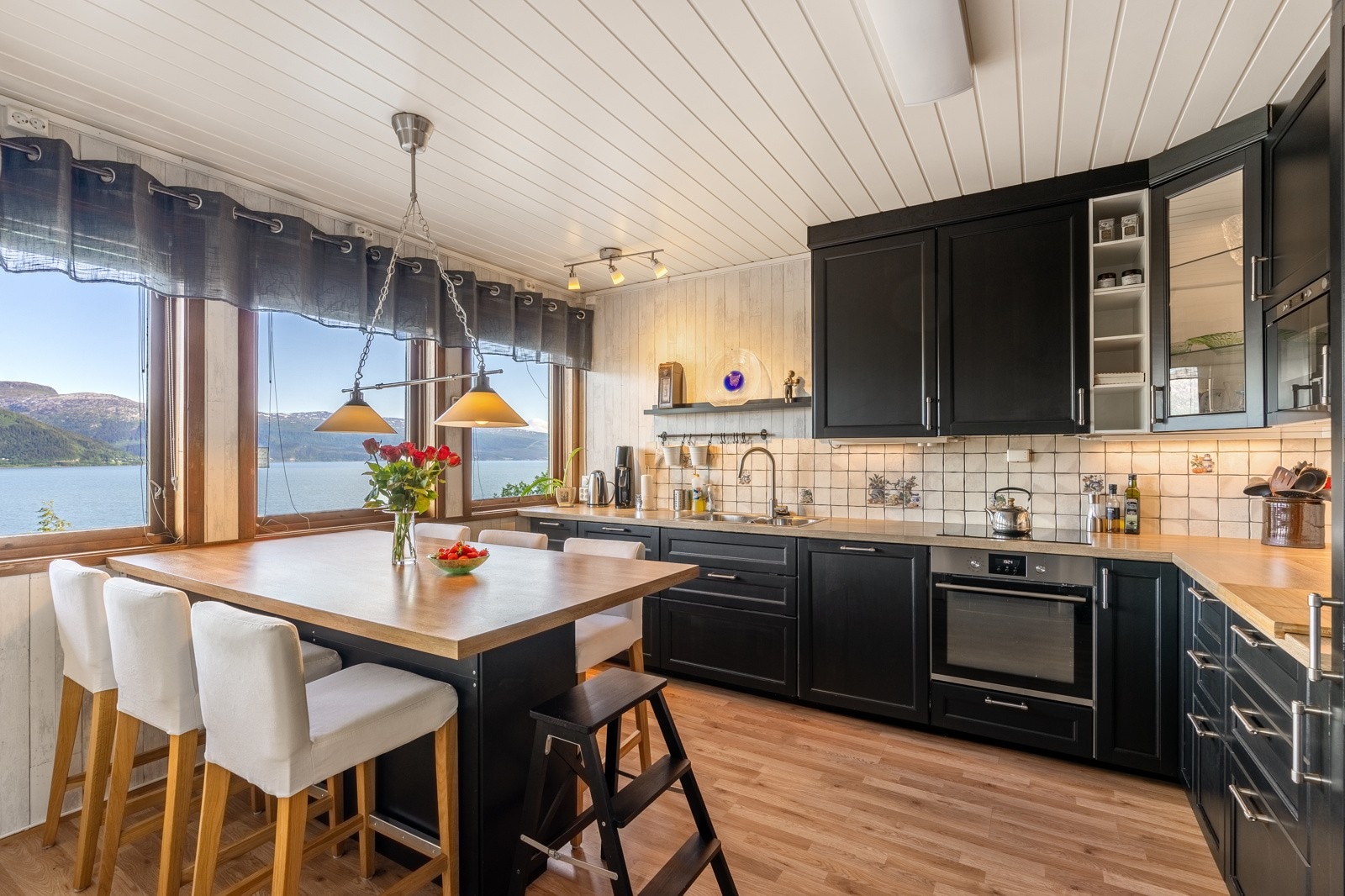 Her kan du lage et godt måltid med en utsikt som er vanskelig å slå Galleribilde