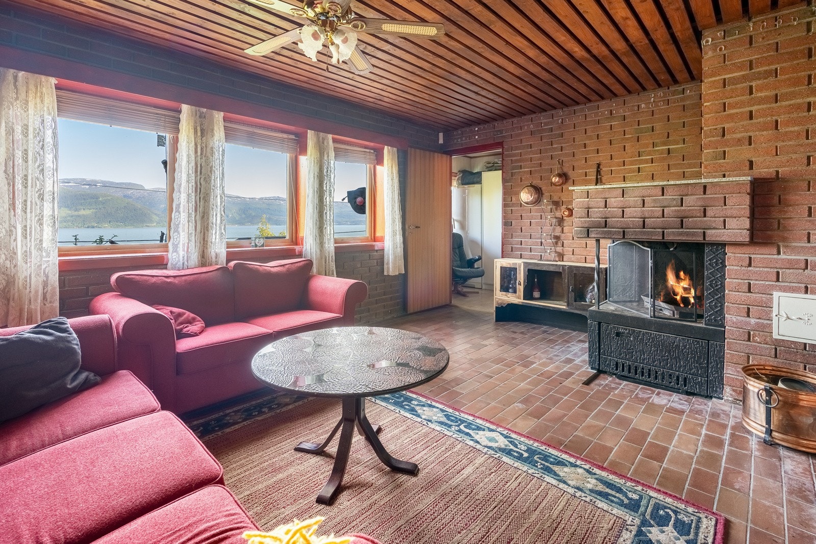 Romslig kjellerstue/bar med vedovn Galleribilde