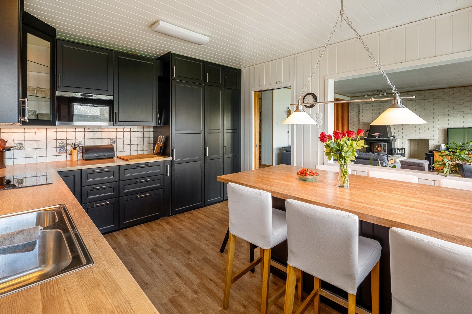 Kjøkken med god skap og benkeplass Galleribilde