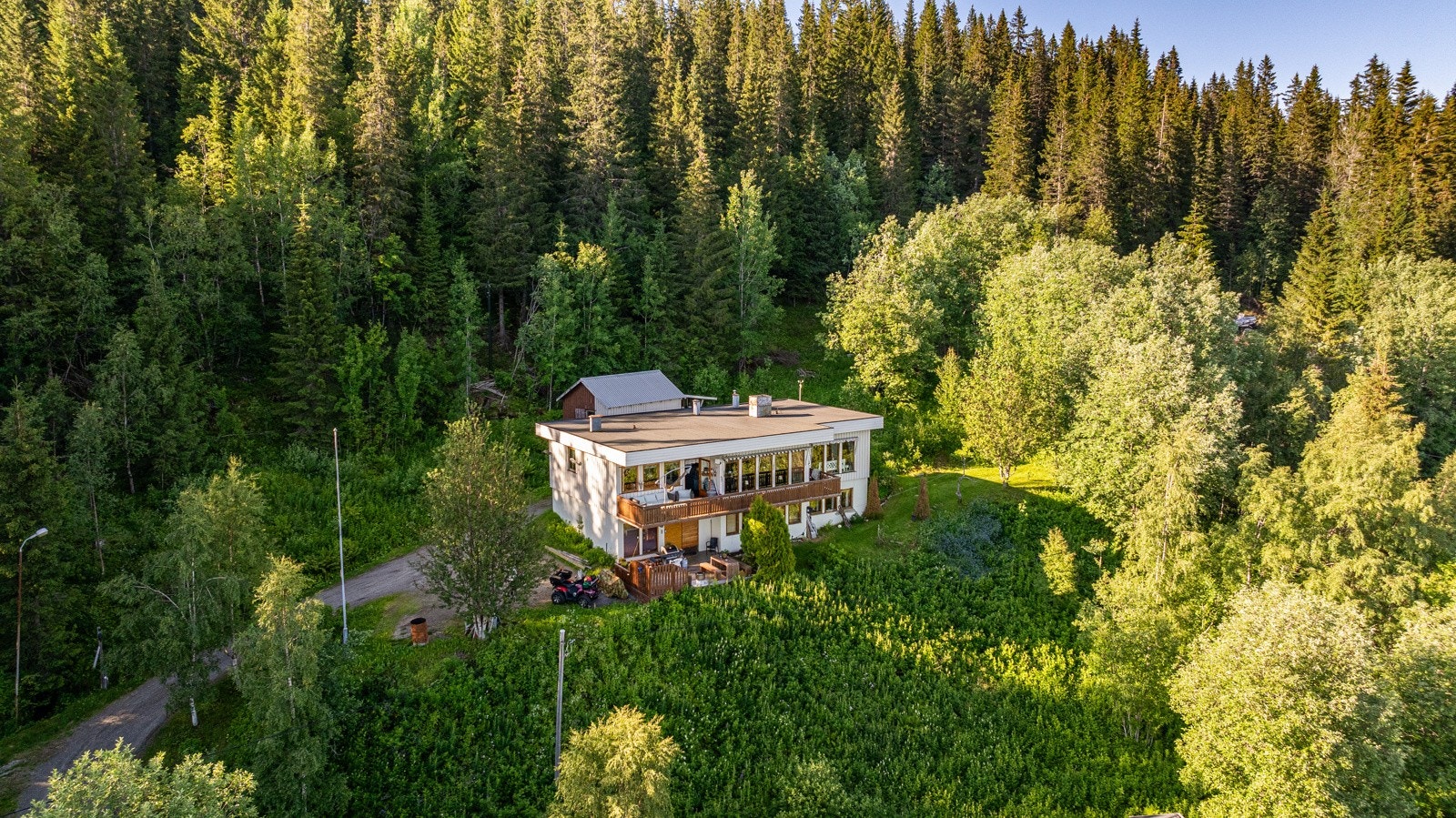 Med boligen har du fine utearealer hvor du kan nyte utsikten over Ranfjorden Galleribilde