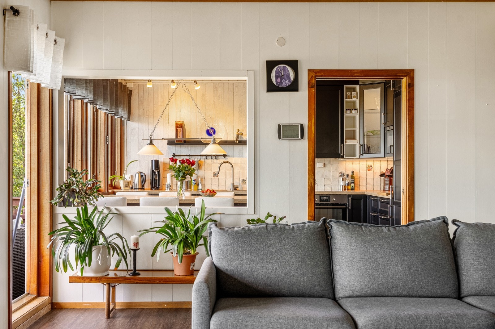 Stuen har store vindusflater som slipper inn mye naturlig lys Galleribilde