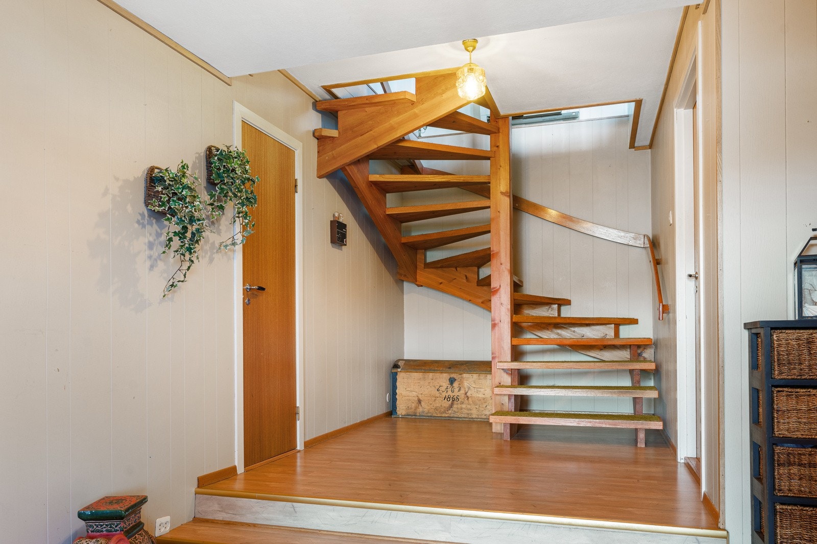 I sokkeletasjen har du Entré, omkledningsrom, toalettrom, dusjrom, badstue, gang, vaskerom, bod, teknisk rom, soverom (ikke søkt godkjent) og bar. Galleribilde