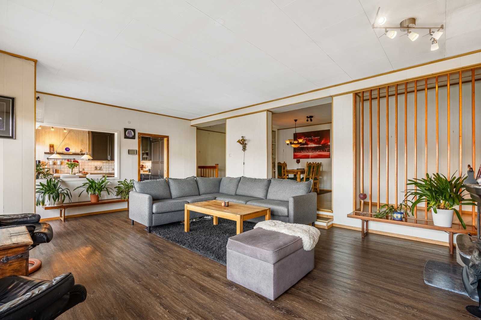 Svært romslig stue med god plass til flere sittegrupper Galleribilde