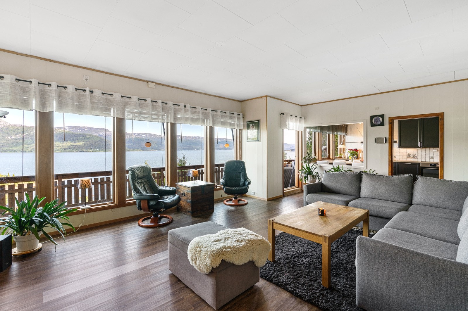 Her finner du en stor enebolig med garasje og fantastisk utsikt Galleribilde