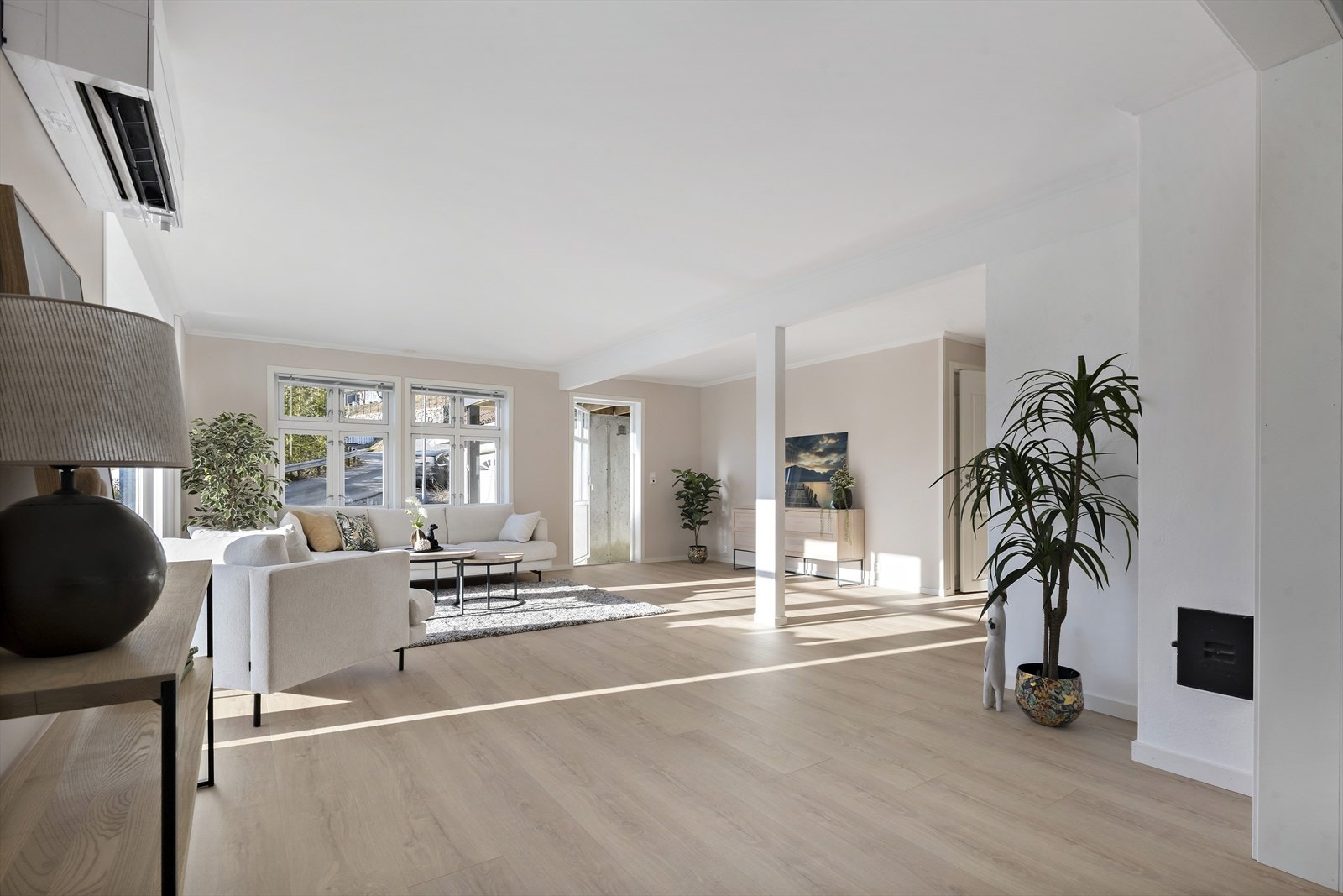 Varmekablar i delar av golvarealet, varmepumpe frå 2022 og tilrettelagt for montering av vedomn Galleribilde