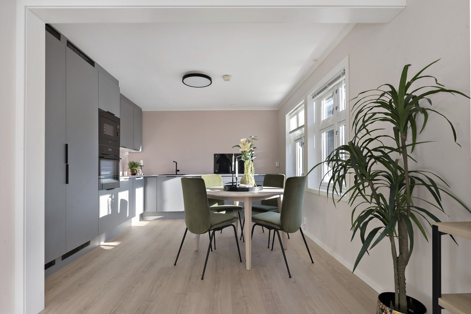 Lekkert og nytt HTH kjøkken utan bruksslitasje og med heilt nye integrerte kvitevarer Galleribilde