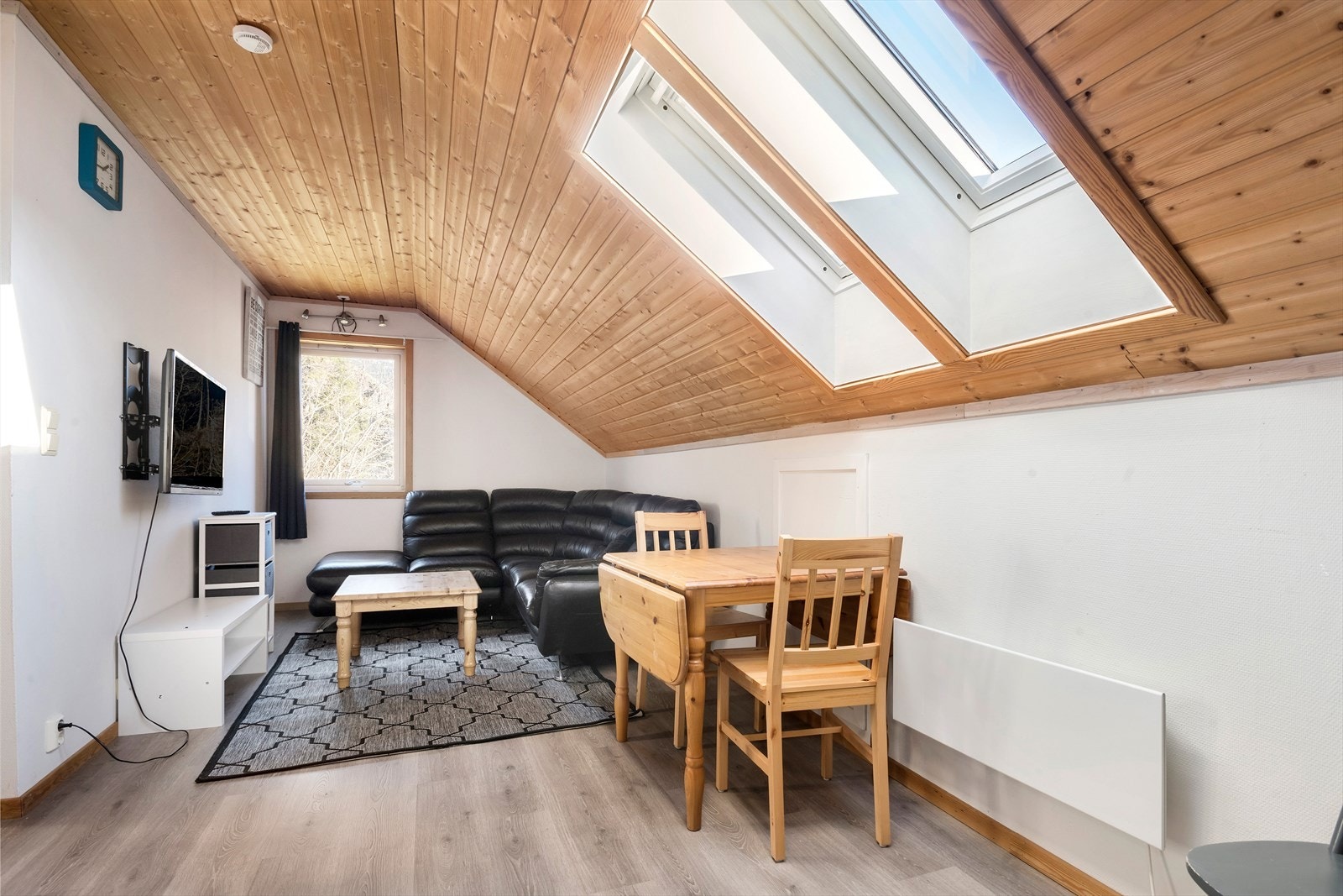 Disp areal/hybel i loftsetasjen over leilegheit. Denne er ikkje søkt om (Sjå salsoppgåve for info) Galleribilde