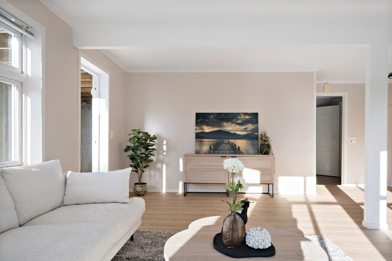 Terrassedør leiar ut til terrasse og hage Galleribilde