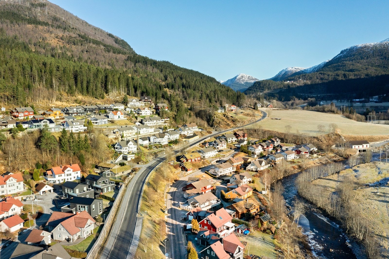 Området byr på fine turområder og det går gang- og sykkelsti til skulen og sentrum Galleribilde