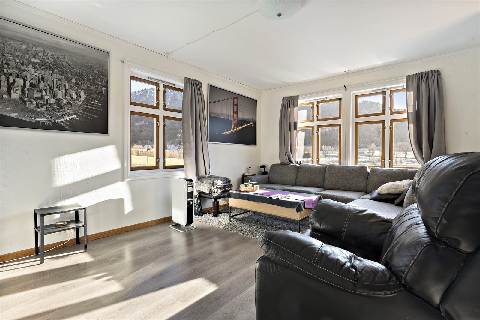 Leilegheit på hovudplan vart delmodernisert i 2021 med nye golv og nymåla veggflater Galleribilde