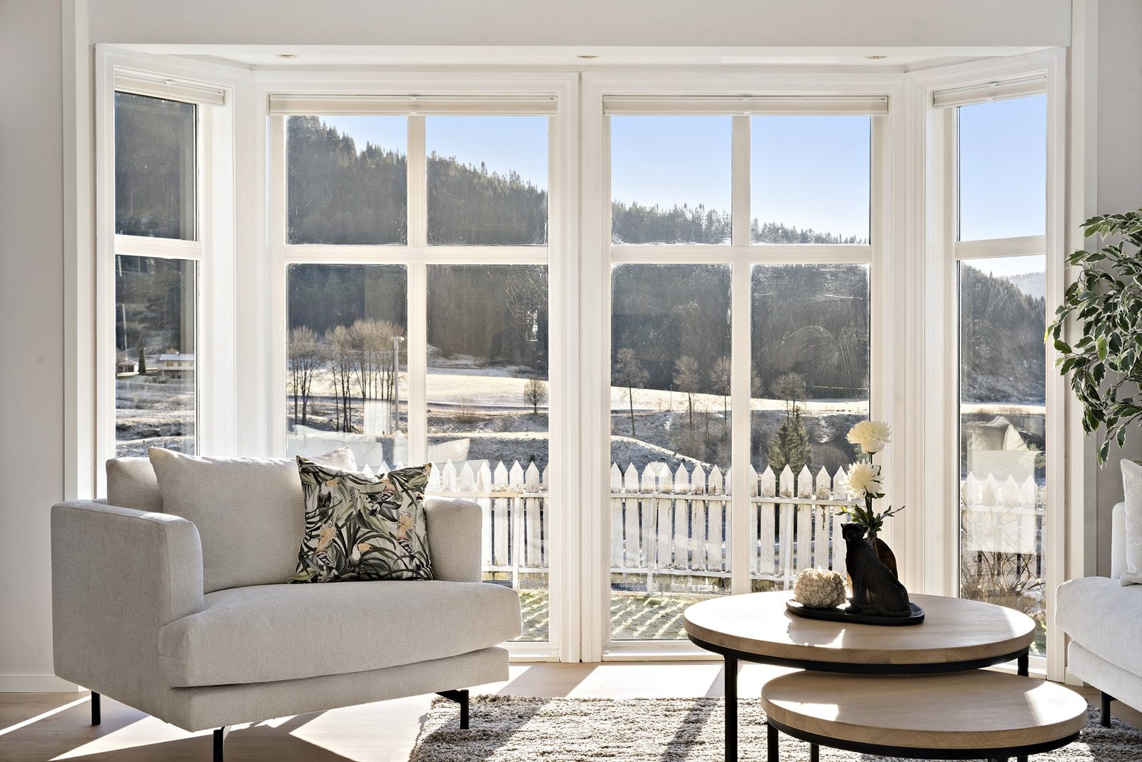 Golv-til-tak karnappvindauge med flott utsikt mot dalføret Galleribilde