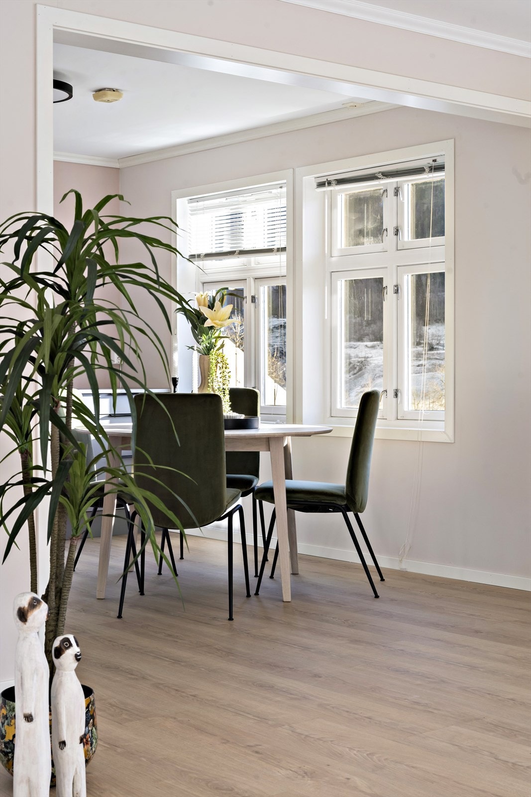 Plass til spisebord i nær tilknytning til kjøkkenet Galleribilde