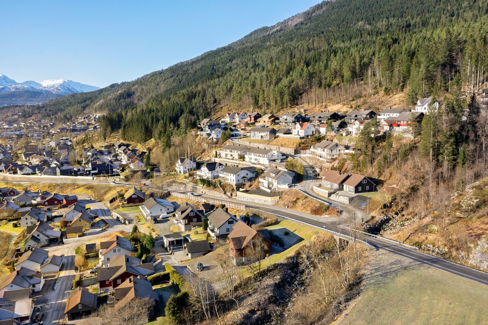 Bustaden ligg i svært populært og barnevennleg bustadområde med kort avstand til FSS og Slåtten skule Galleribilde