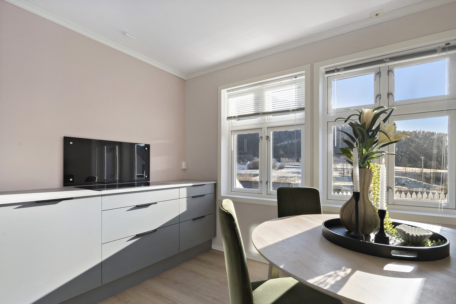 Induksjonstopp med kolfilter og glasplate på veggflata over toppen Galleribilde