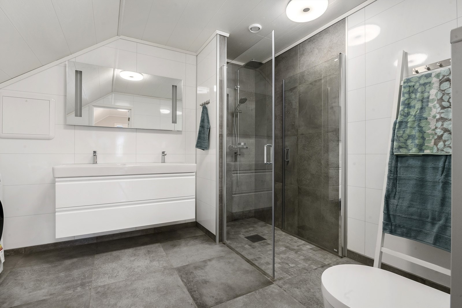 Bad i loftsetasjen var nytt i 2021 og er godt utstyrt med servant med dobbelvask, stor dusj og vegghengt klosett. Det er også opplegg for vaskemaskin Galleribilde