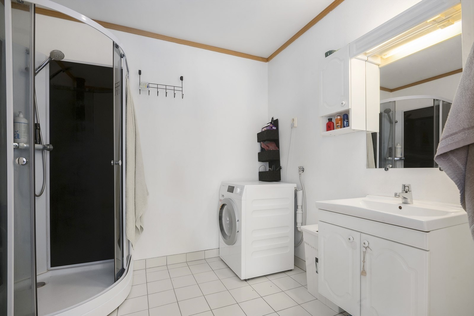 Bad/vaskerom i leilegheit med flislagt golv med varmekablar Galleribilde