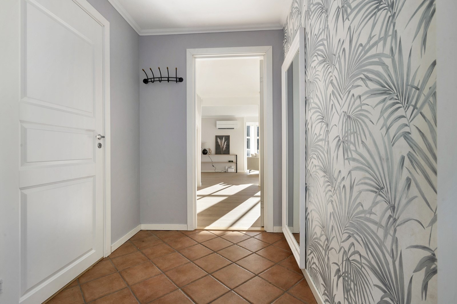 Vindfang med flislagt golv med varmekablar, nye innvendige dører og nye veggflater Galleribilde