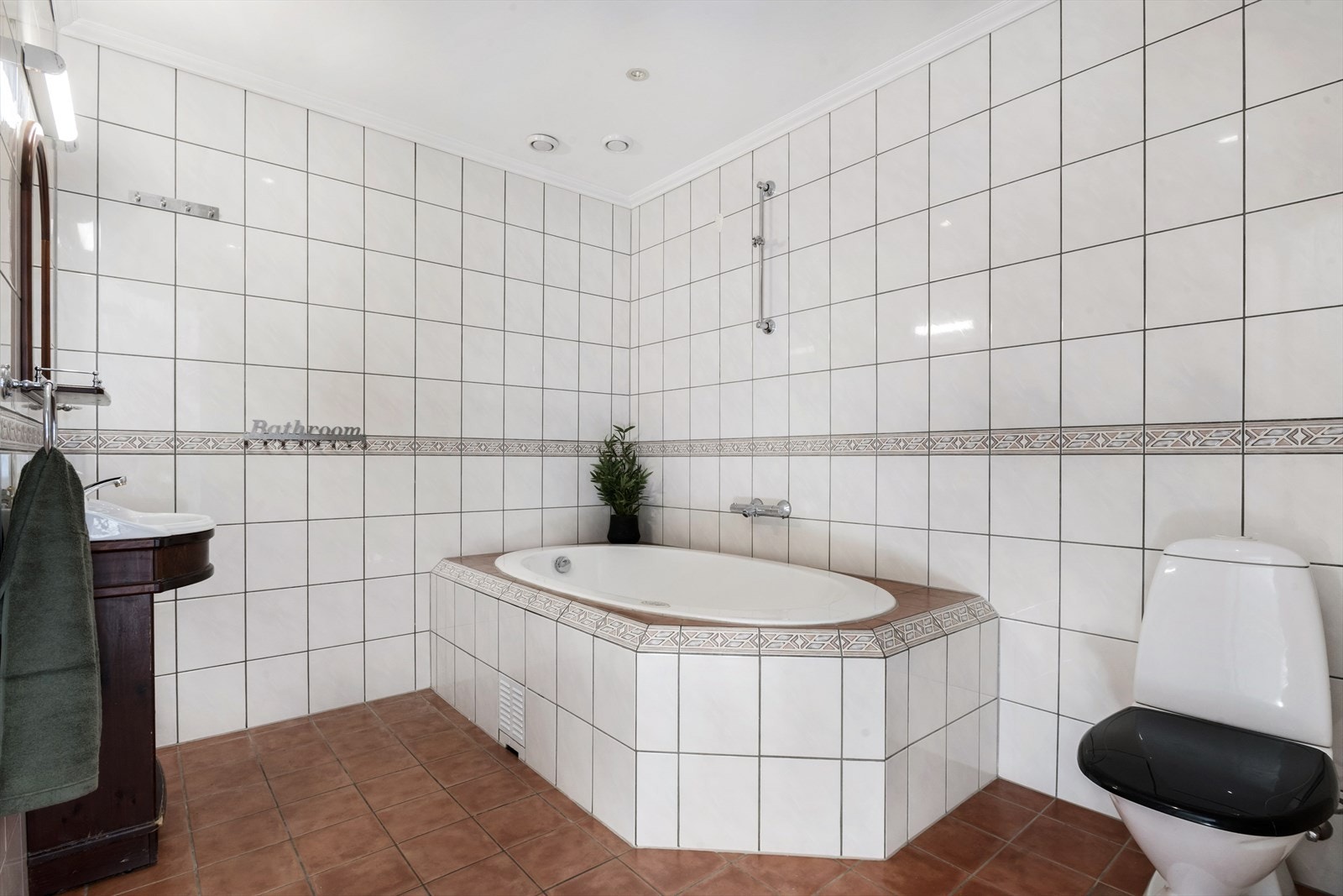 Heilflisa bad i hovudetasjen med innebygd boblebadekar. Det er røyr-i-røyr i heile bustaden Galleribilde