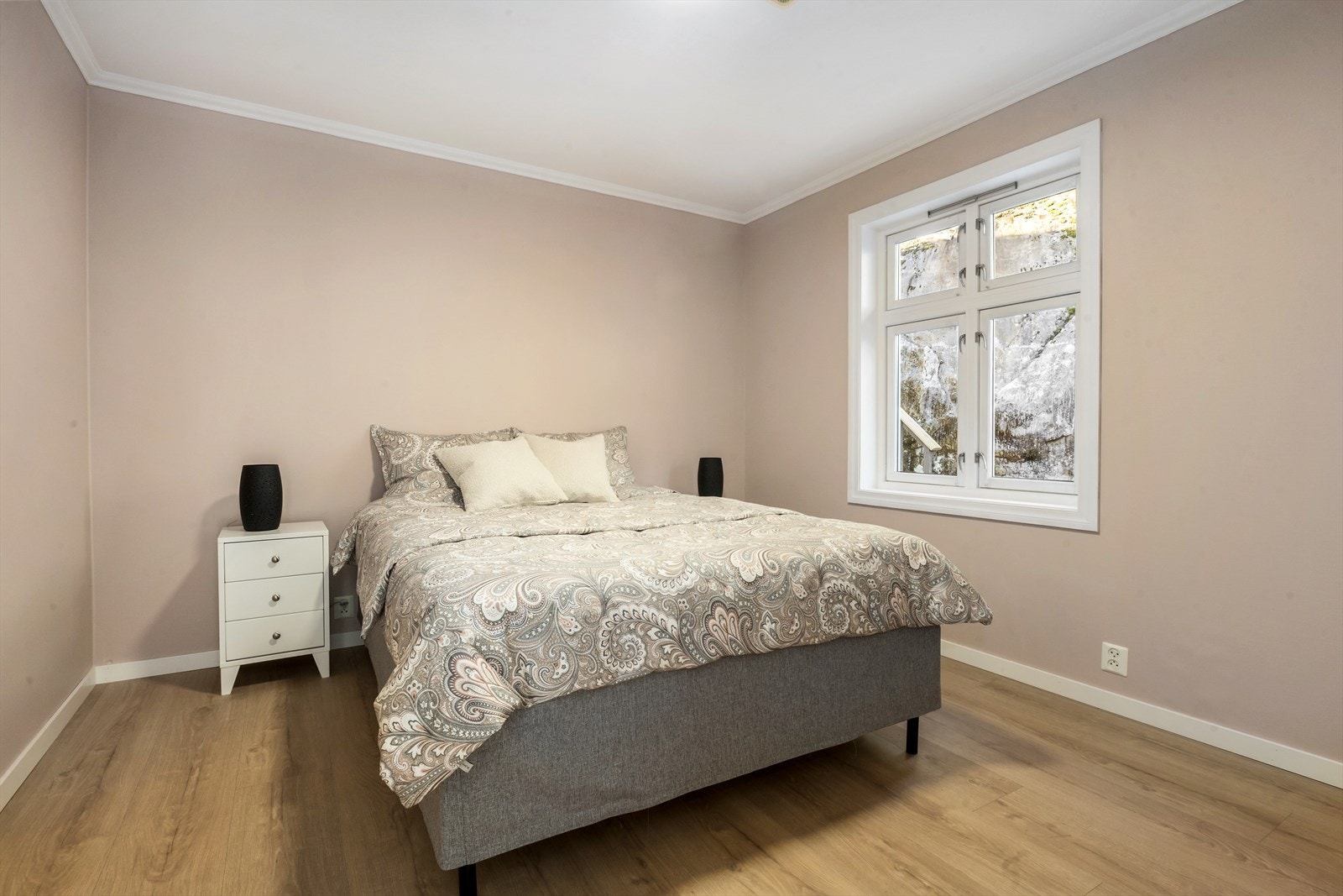 Eit av to soverom i hovudetasjen. God plass til dobbeltseng Galleribilde