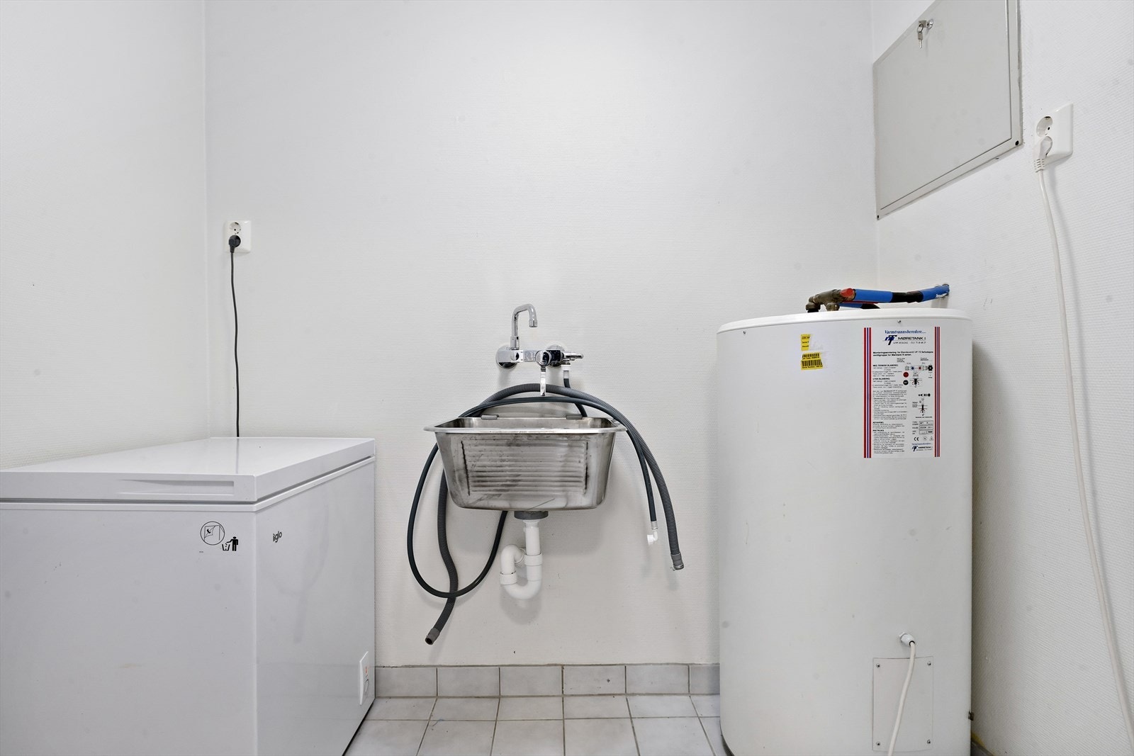 Ved inngangsparti er det vaskerom med flislagt golv med varmekablar Galleribilde