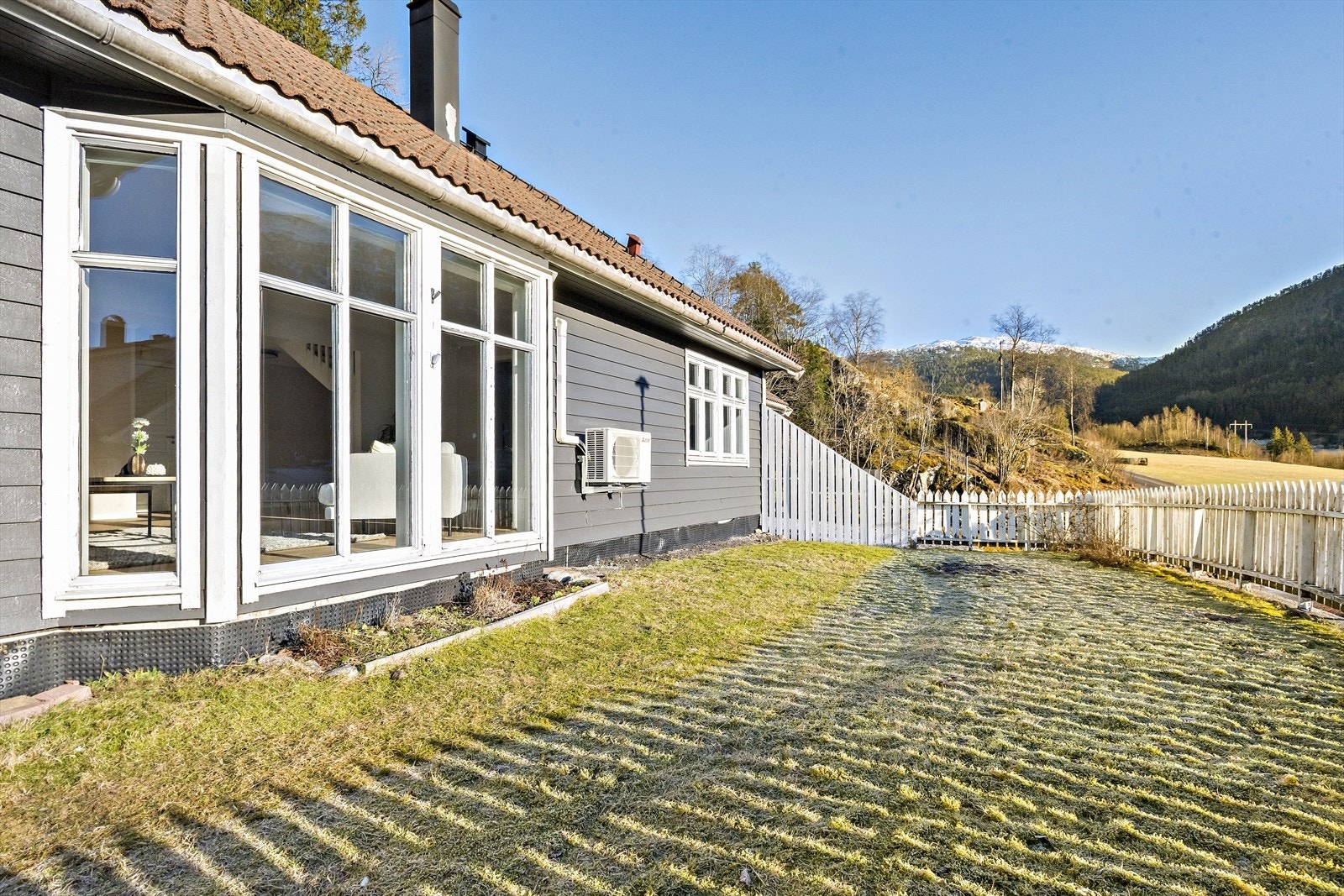 Frå stova er det tilkomst til ca. 50 kvm terrasse, samt flat og fin hage med gode soltilhøve Galleribilde