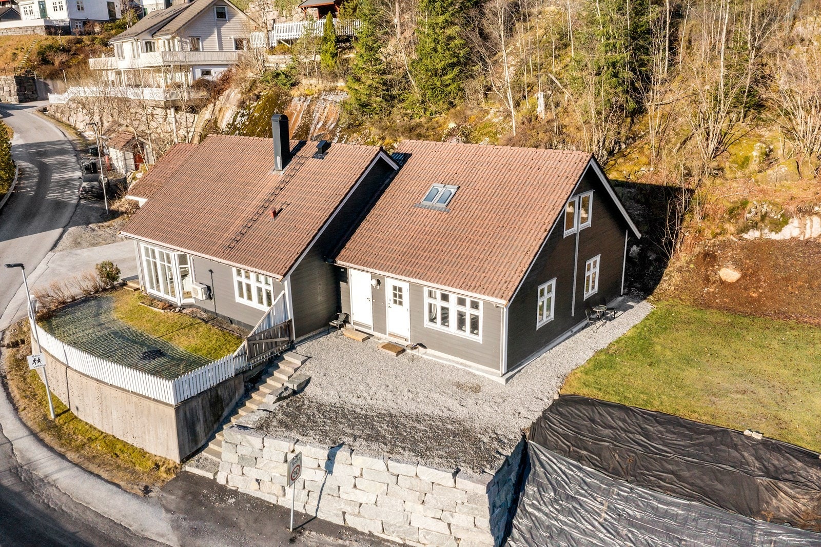 Flott opparbeidd tomt med eigne soner for hovuddel og utleigedel Galleribilde