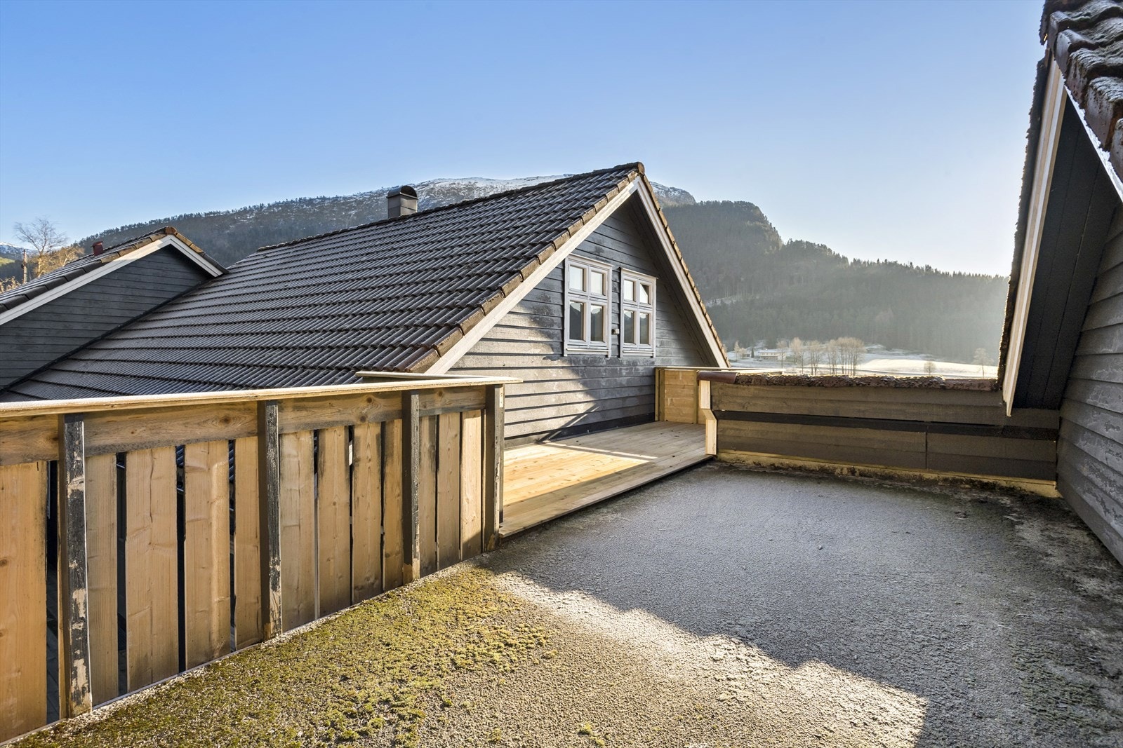 Over garasjen er det betongdekke og terrasse. Tilkomst via tretrapp Galleribilde
