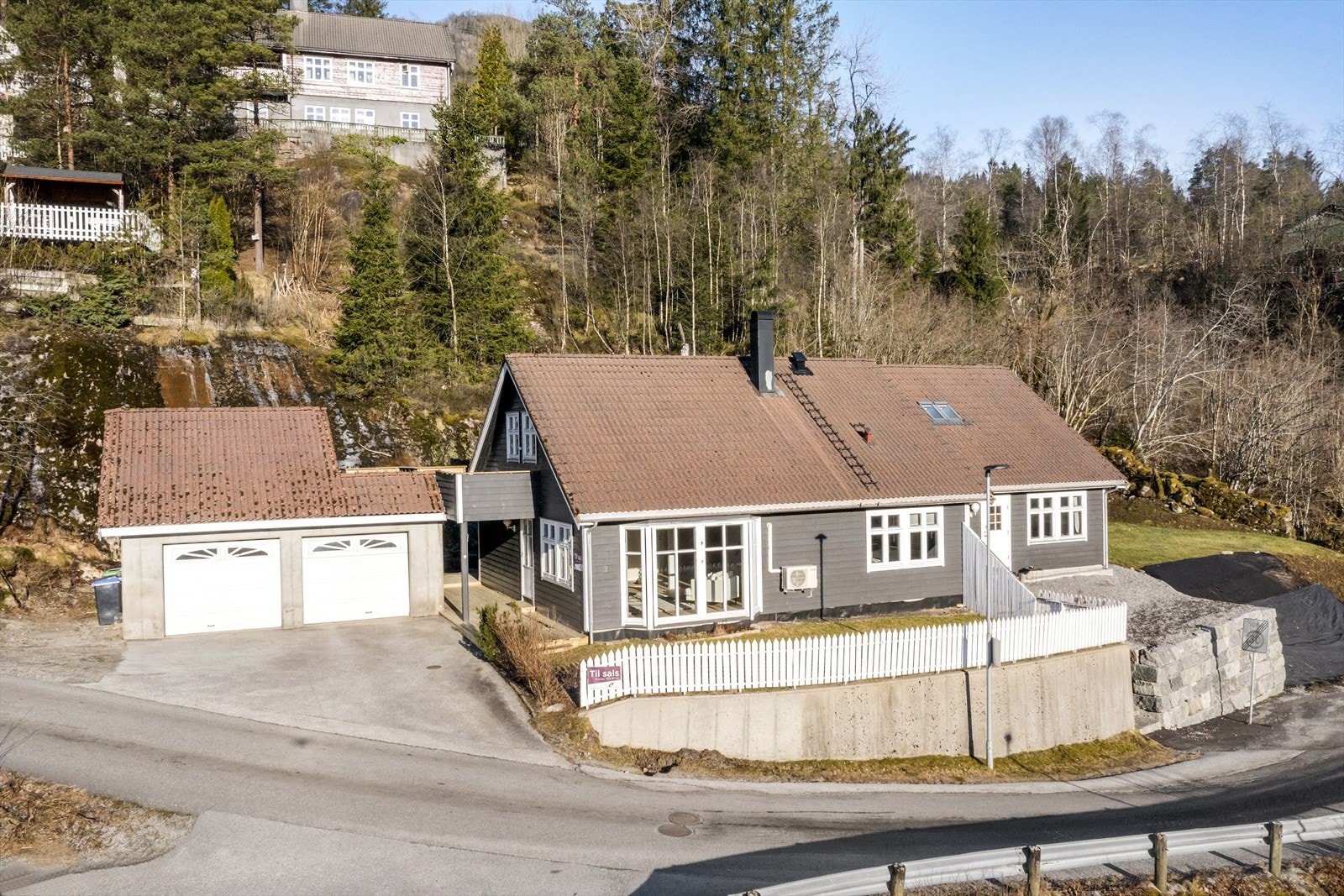 Stort asfaltert tun, dobbelgarasje, flat hage og gode leigeinntekter Galleribilde