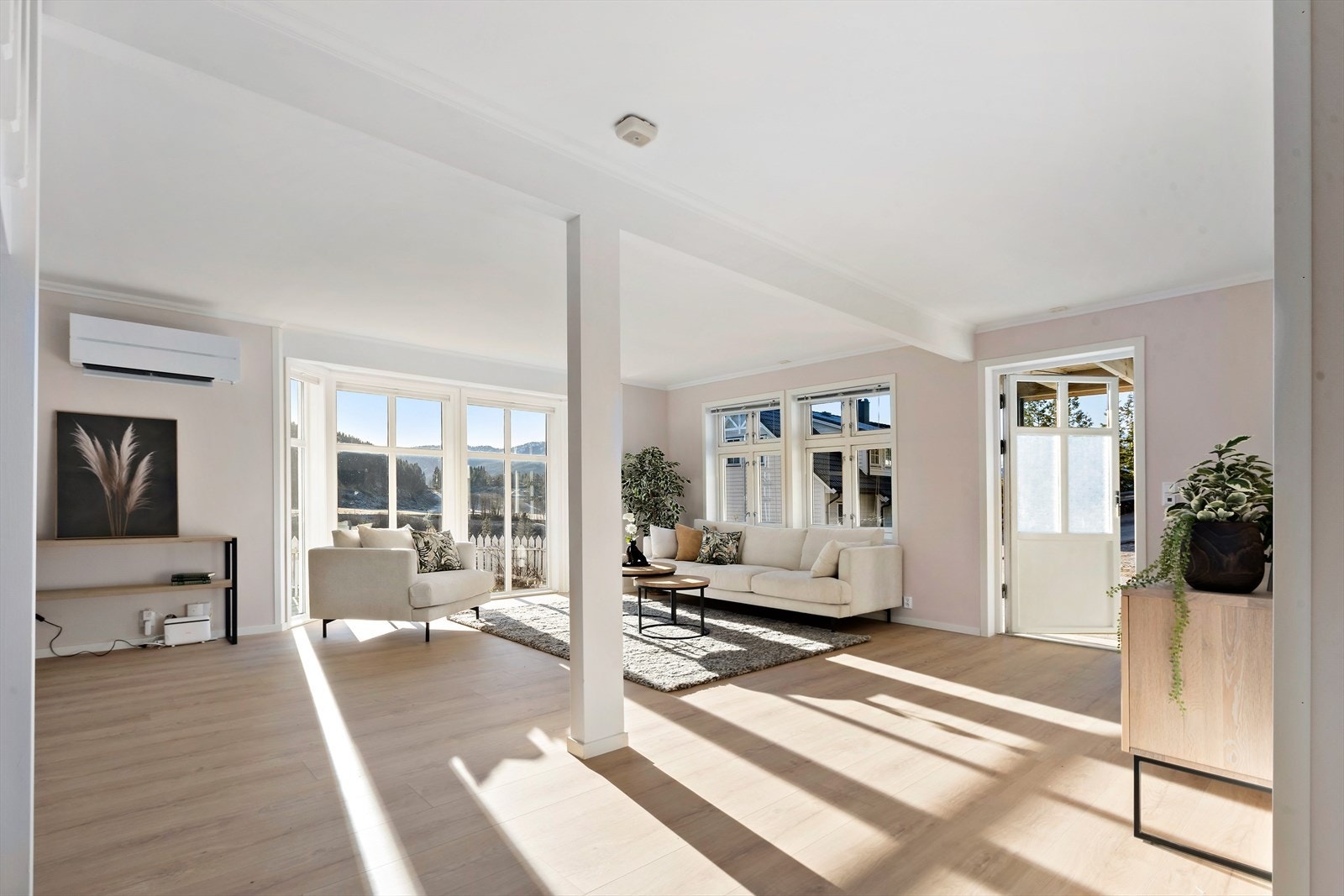 Opphaldsrommet på ca. 43 kvm byr på god plass til møblering av fleire sitjegrupper. Overflater nye i 2024-2025! Galleribilde