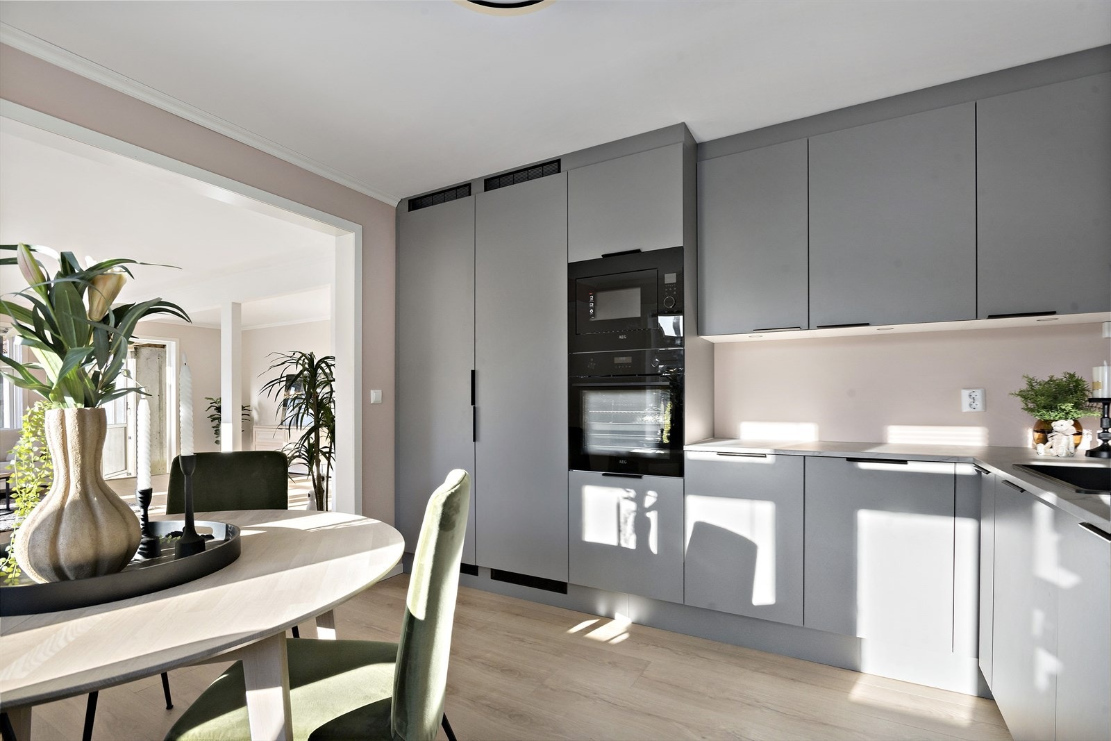 Det er integrert induksjonstopp, steikeomn, micro, oppvaskmaskin, kjøleskåp og fryseskåp Galleribilde