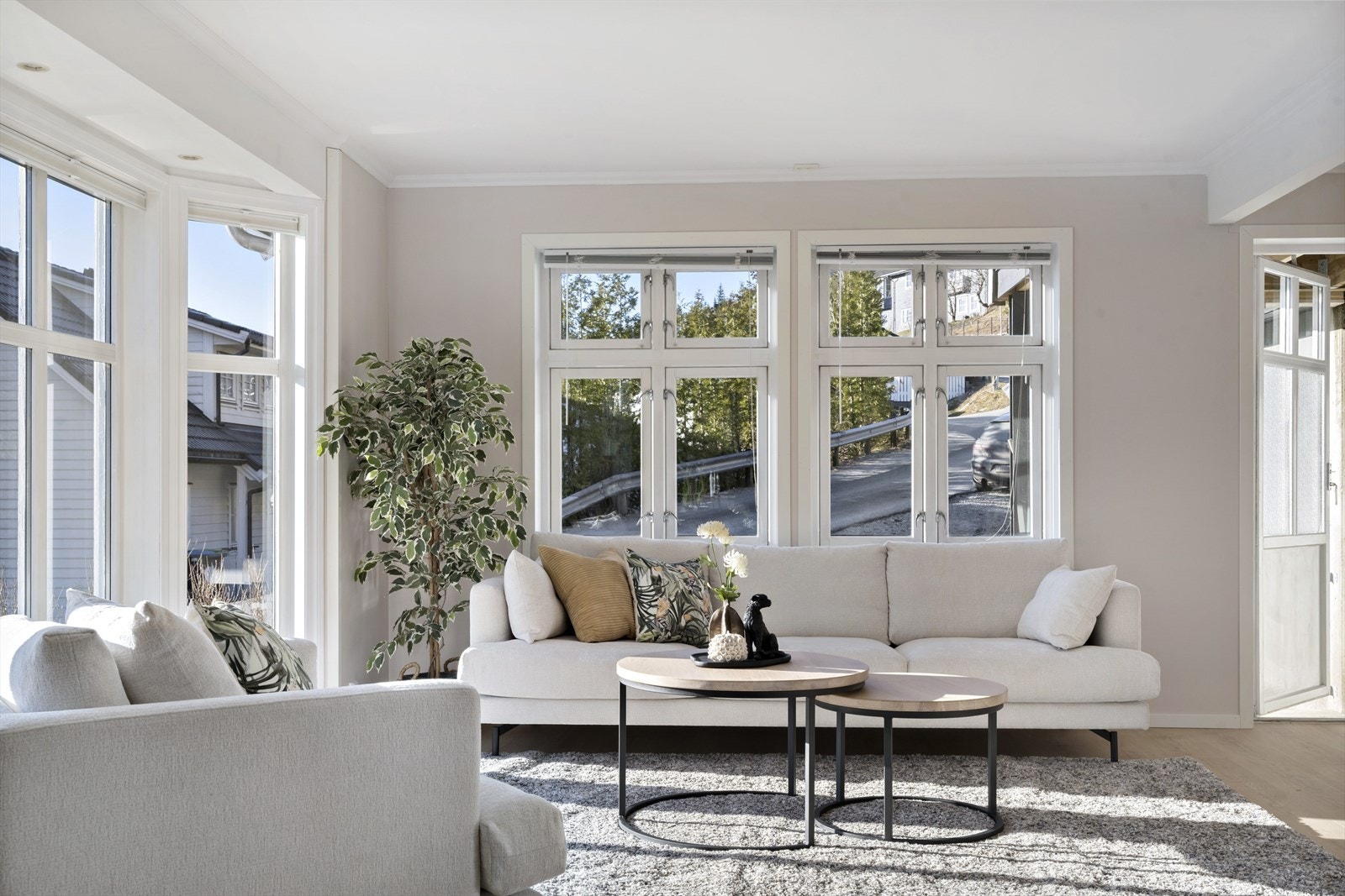 Store vindauge mot sør byr på godt lysinnslepp Galleribilde