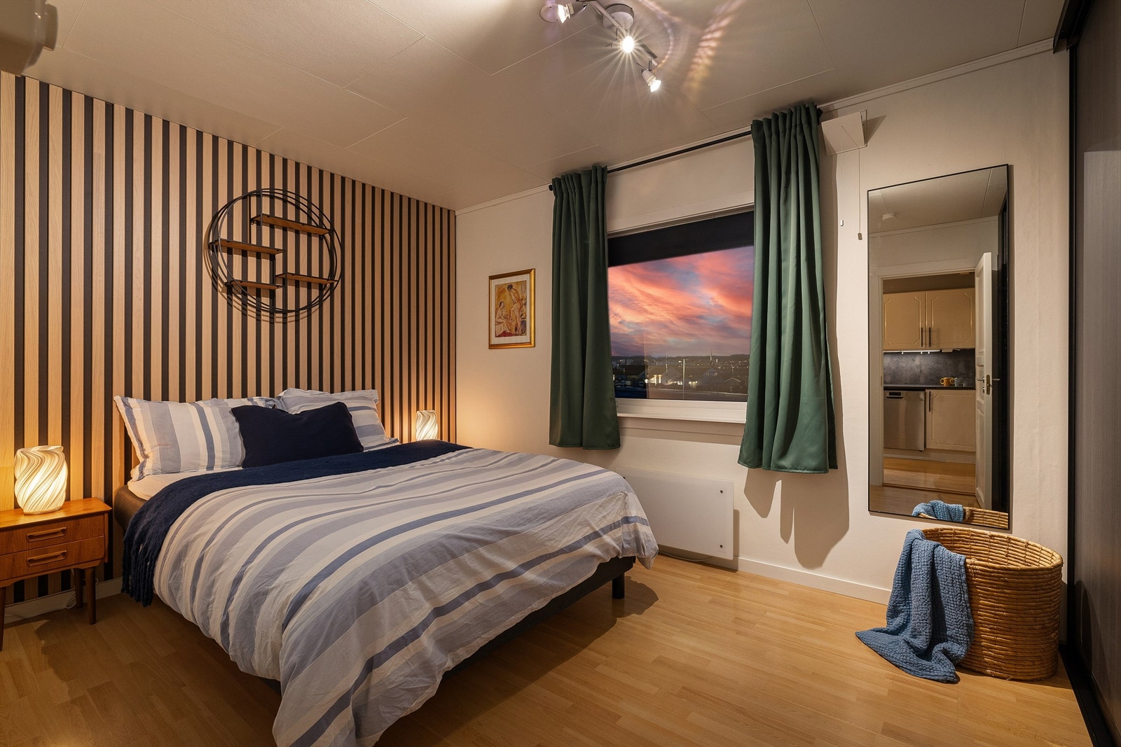 Hovedsoverommet er nylig pusset opp med spilepanel og utstyrt med stor skyvedørsgarderobe som utnytter hele rommets bredde. Galleribilde